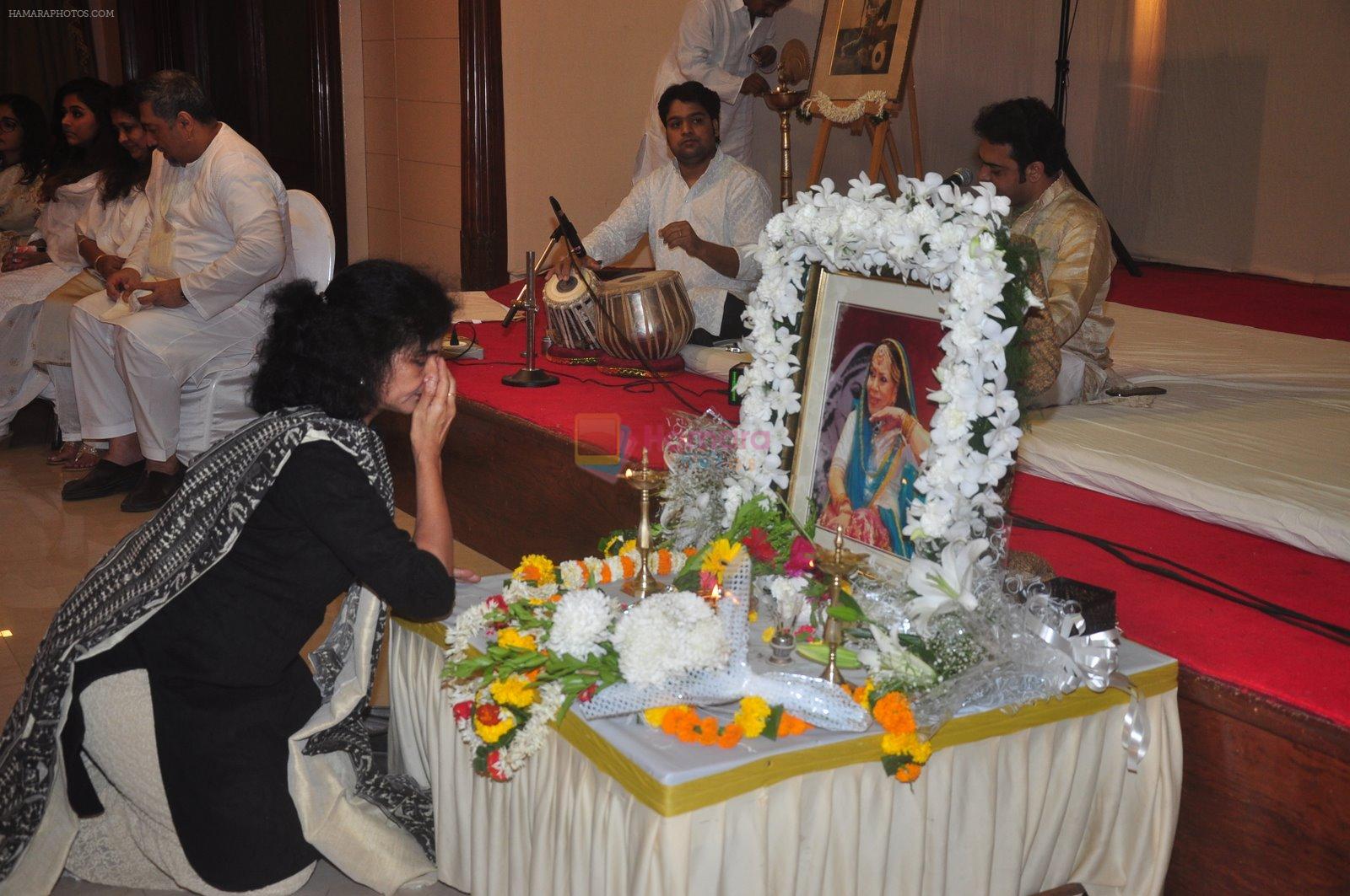 at Sitaradevi prayer meet in Mumbai on 4th Dec 2014