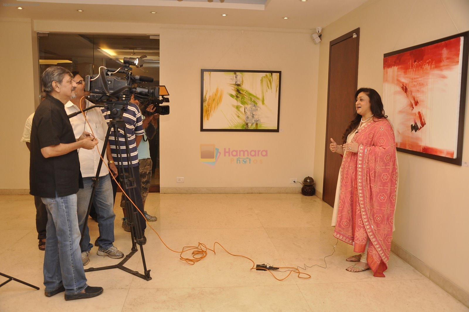 Bindiya Goswami at Amol Palekar's painting exhibition in Mumbai on 7th Dec 2014