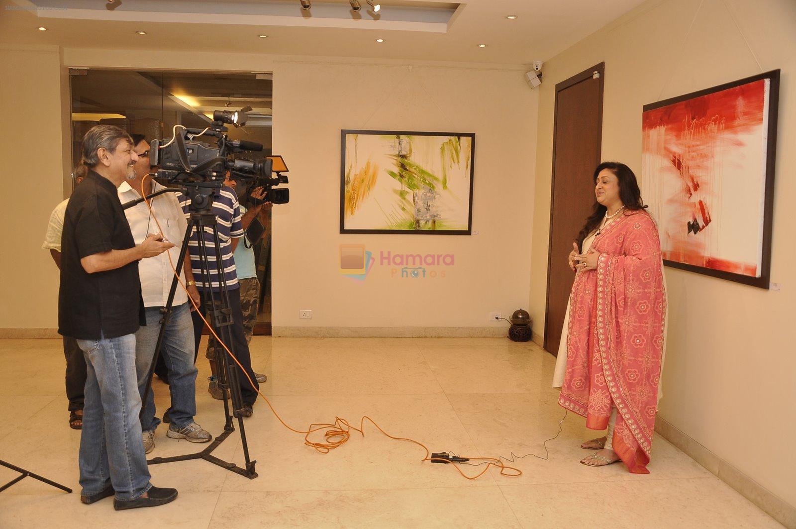 Bindiya Goswami at Amol Palekar's painting exhibition in Mumbai on 7th Dec 2014