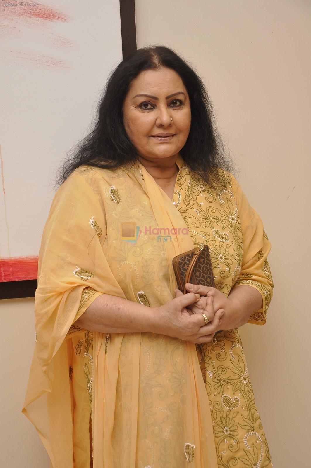 Vidya Sinha at Amol Palekar's painting exhibition in Mumbai on 7th Dec 2014