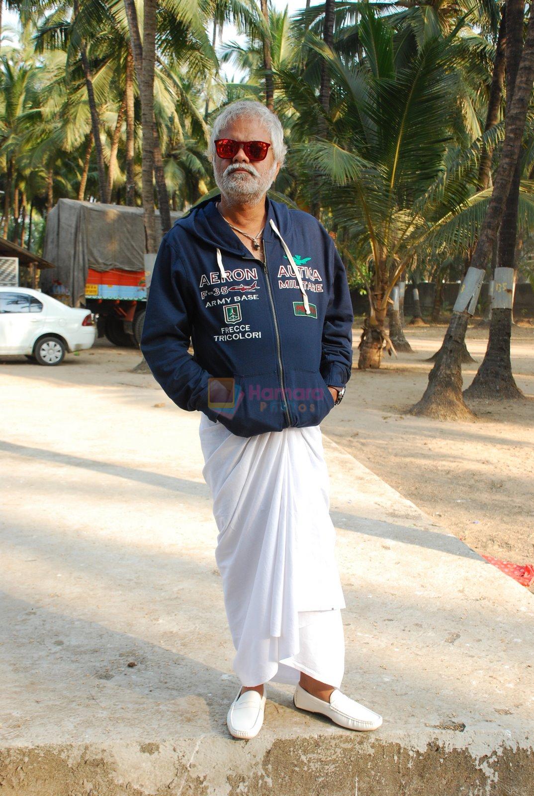 Sanjay Mishra On location of Gun Pe Done in Madh on 8th Dec 2014