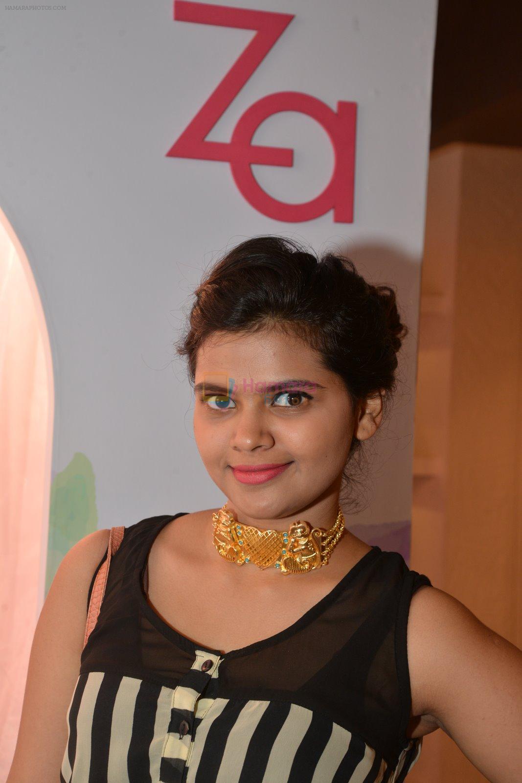 at Mrinalini Chandra showcases new ZA cosmetics range in Atosa on 10th Dec 2014