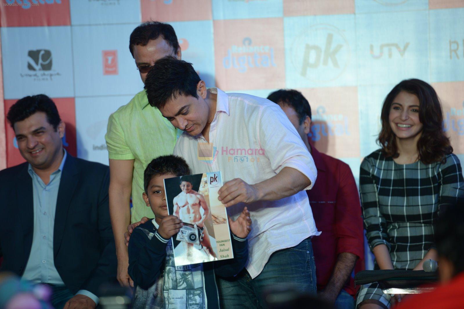 Anushka Sharma, Aamir Khan, Rajkumar Hirani, Vidhu Vinod Chopra at PK game launch in Reliance Digital, Mumbai on 12th Dec 2014