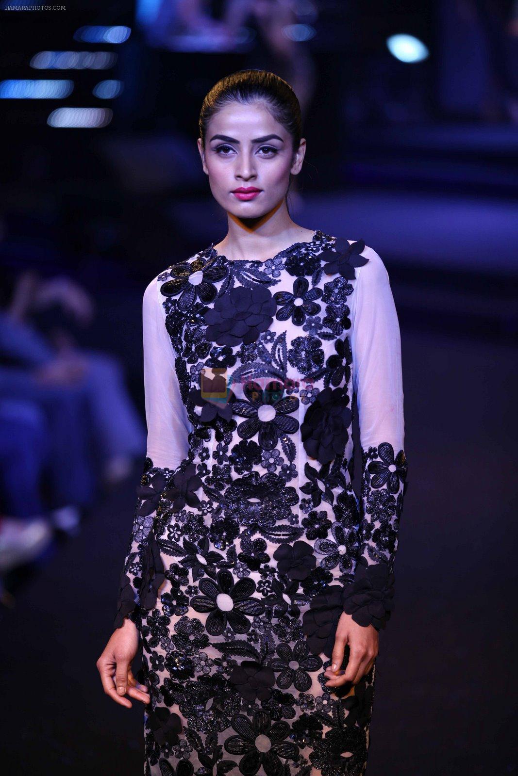 Model walks for Namrata Joshipura at Blenders Pride Fashion Show Kolkata on 14th Dec 2014