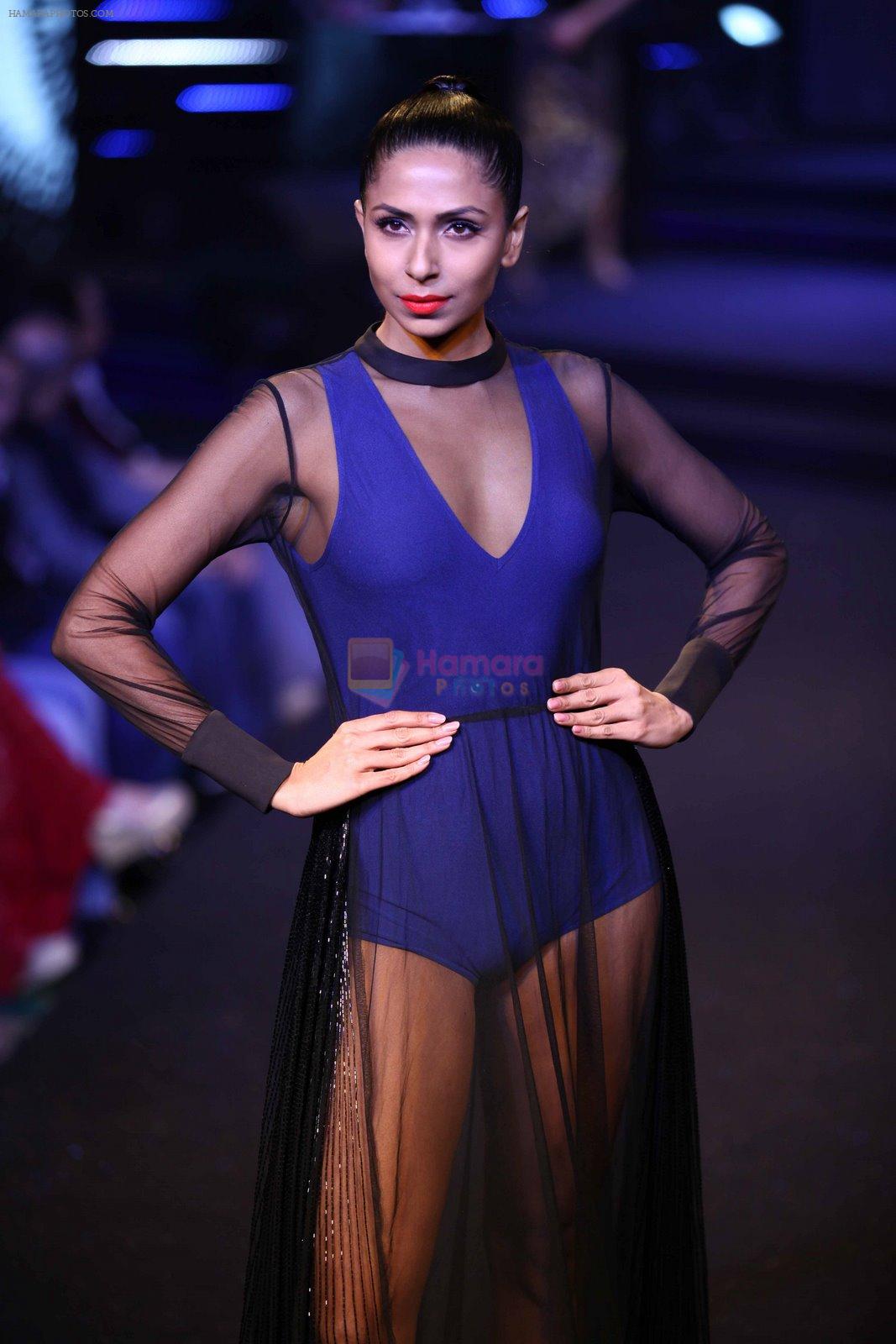 Model walks for Namrata Joshipura at Blenders Pride Fashion Show Kolkata on 14th Dec 2014