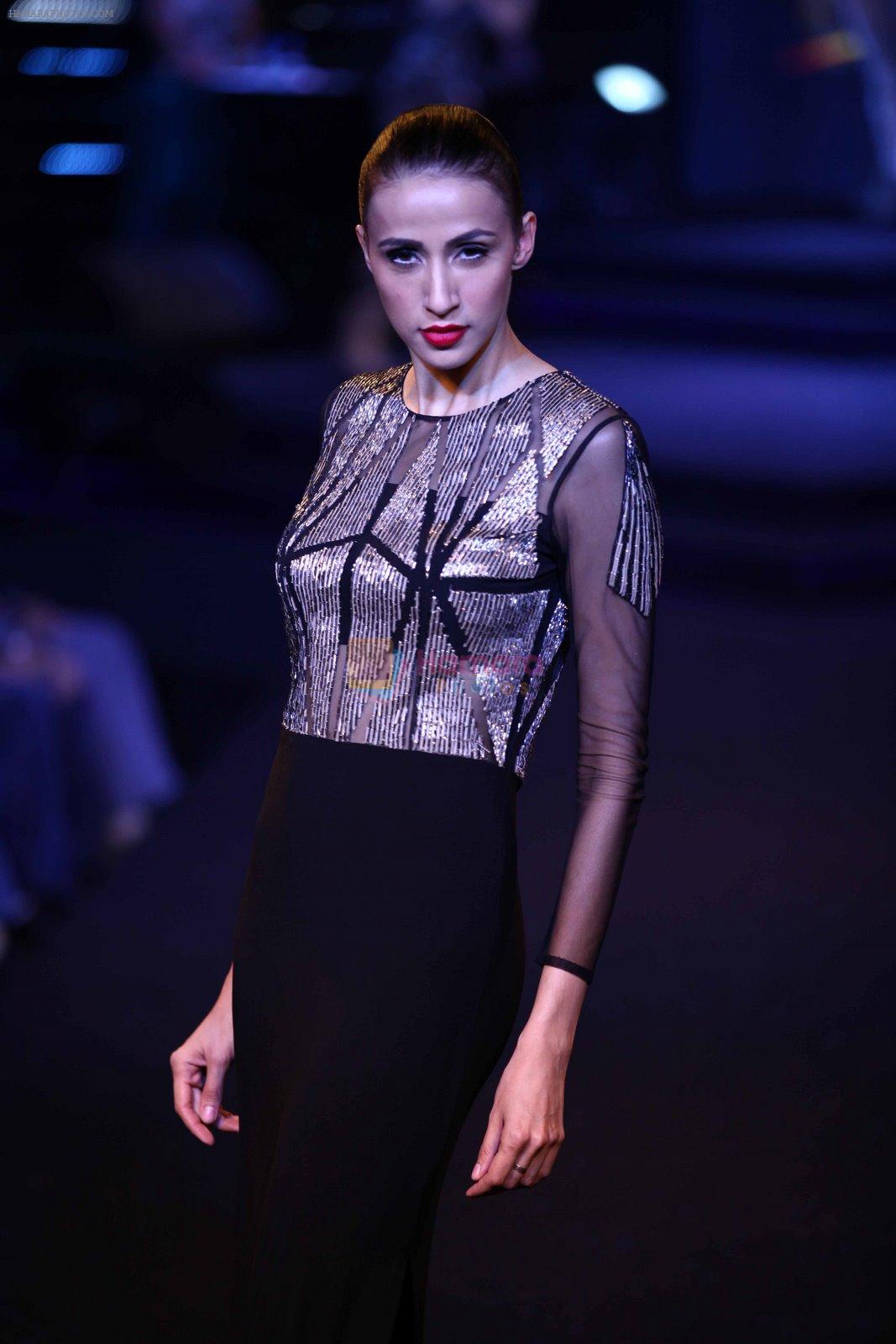 Model walks for Namrata Joshipura at Blenders Pride Fashion Show Kolkata on 14th Dec 2014