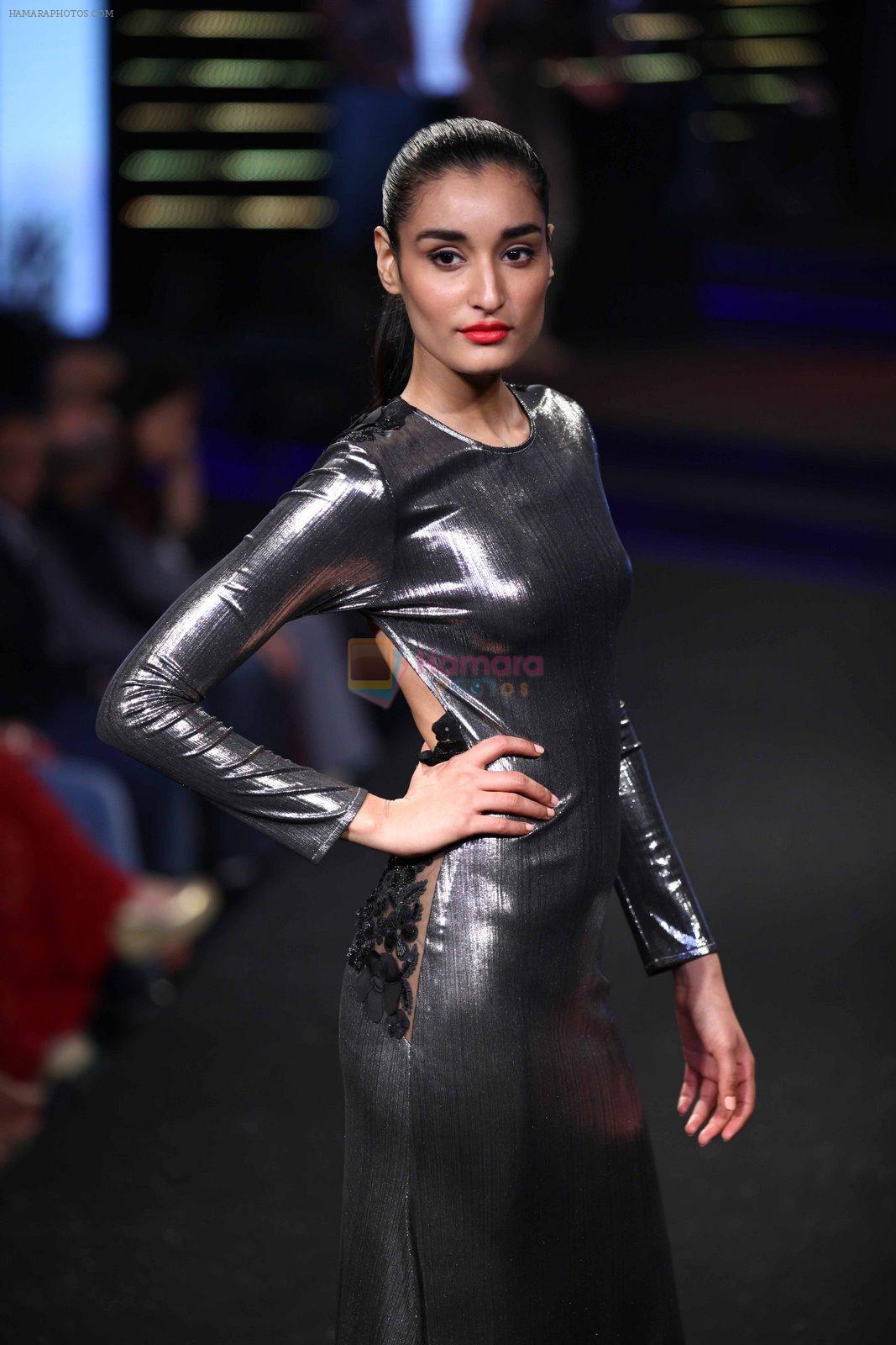 Model walks for Namrata Joshipura at Blenders Pride Fashion Show Kolkata on 14th Dec 2014