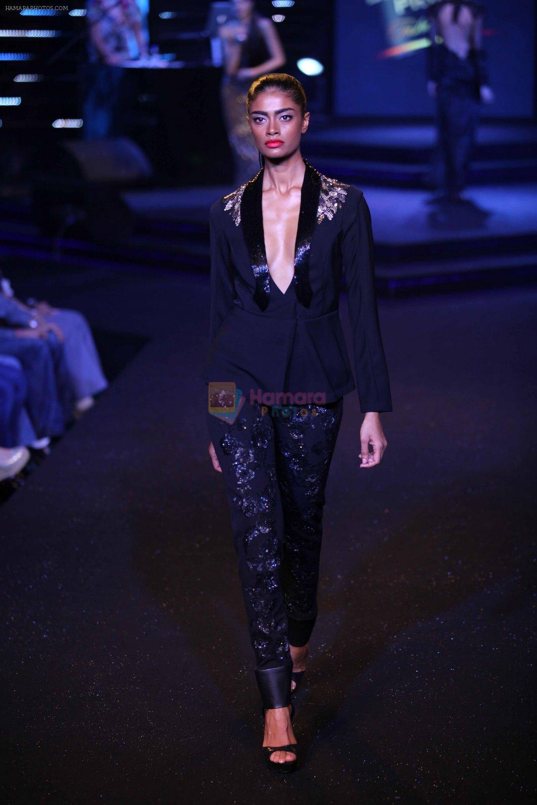 Model walks for Namrata Joshipura at Blenders Pride Fashion Show Kolkata on 14th Dec 2014