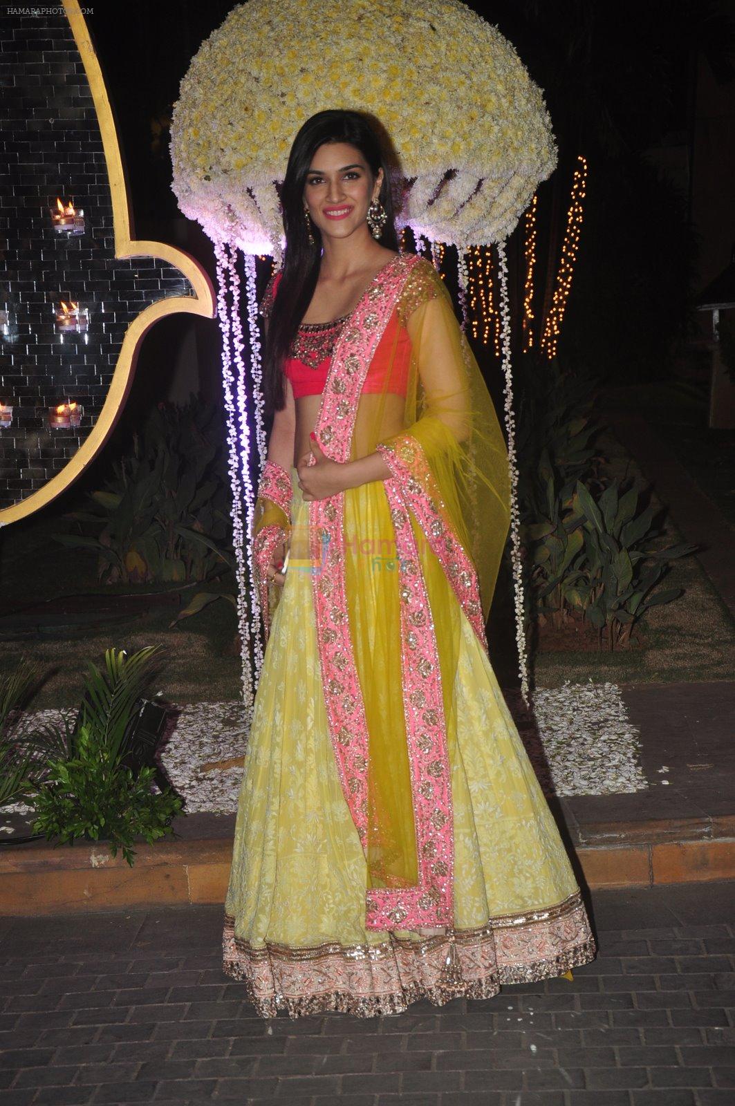 Kriti Sanon at Riddhi Malhotra & Tejas Talwalkar's wedding reception in J W Marriott, Mumbai on 15th Dec 2014
