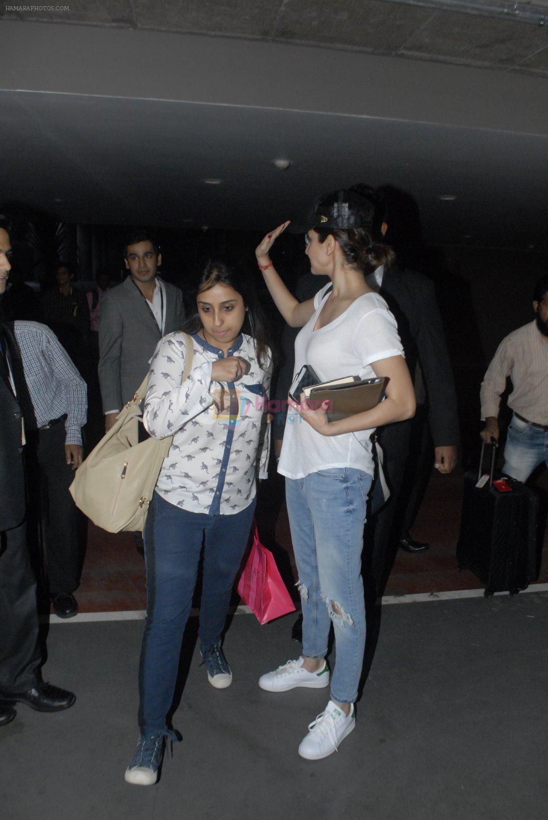 Anushka Sharma return from Dubai in Mumbai Airport on 16th Dec 2014