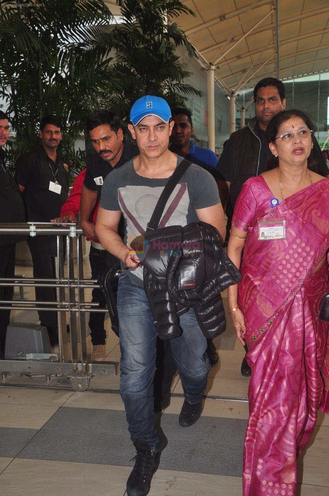 Aamir Khan snapped at airport in Mumbai on 20th Dec 2014