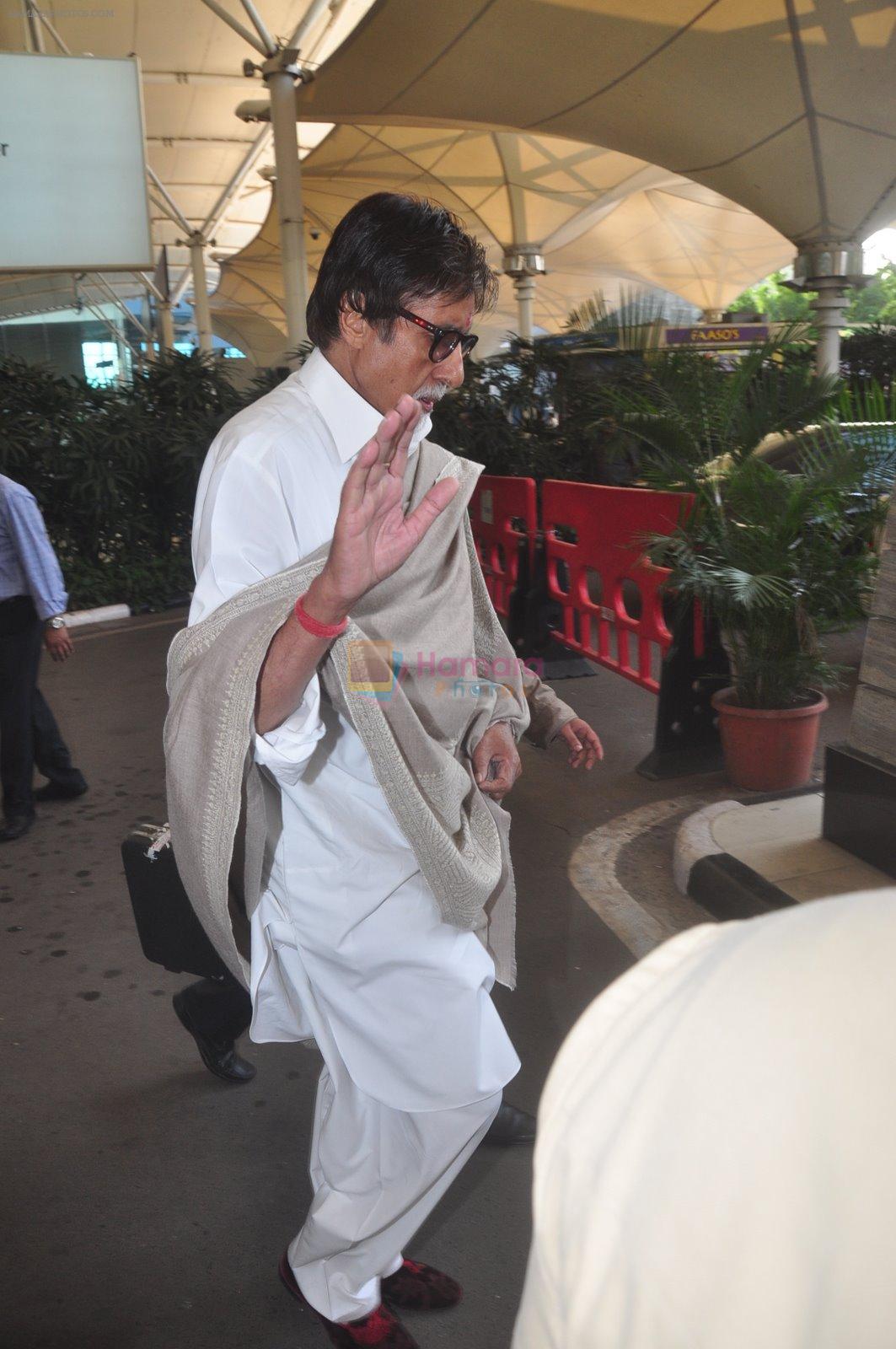 Amitabh Bachchan  snapped at airport in Mumbai on 20th Dec 2014
