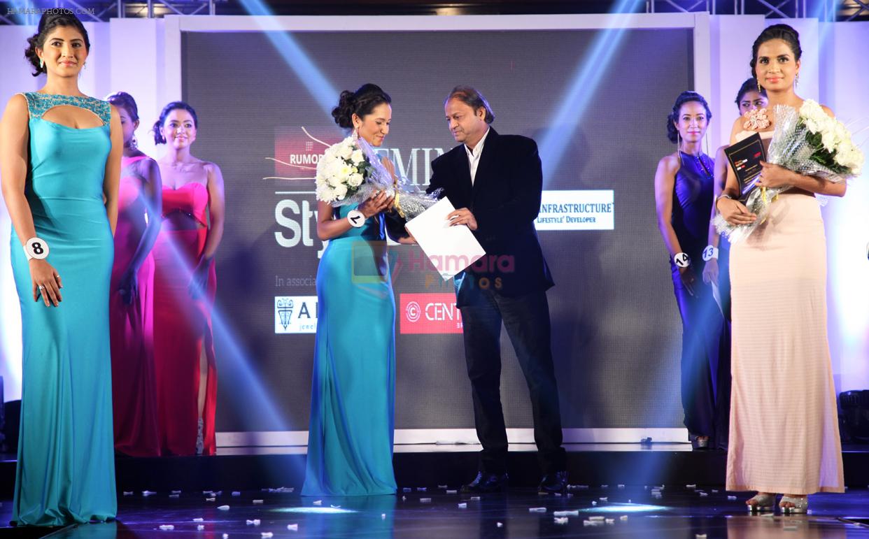 Vasant Bhandari giving the prize to the winner of _Femina Style Diva 2014_