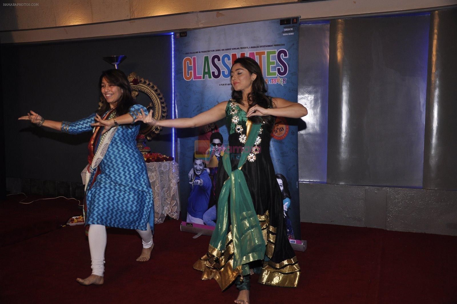 Sonalee Kulkarni promotes classmates in Mumbai on 24th Dec 2014