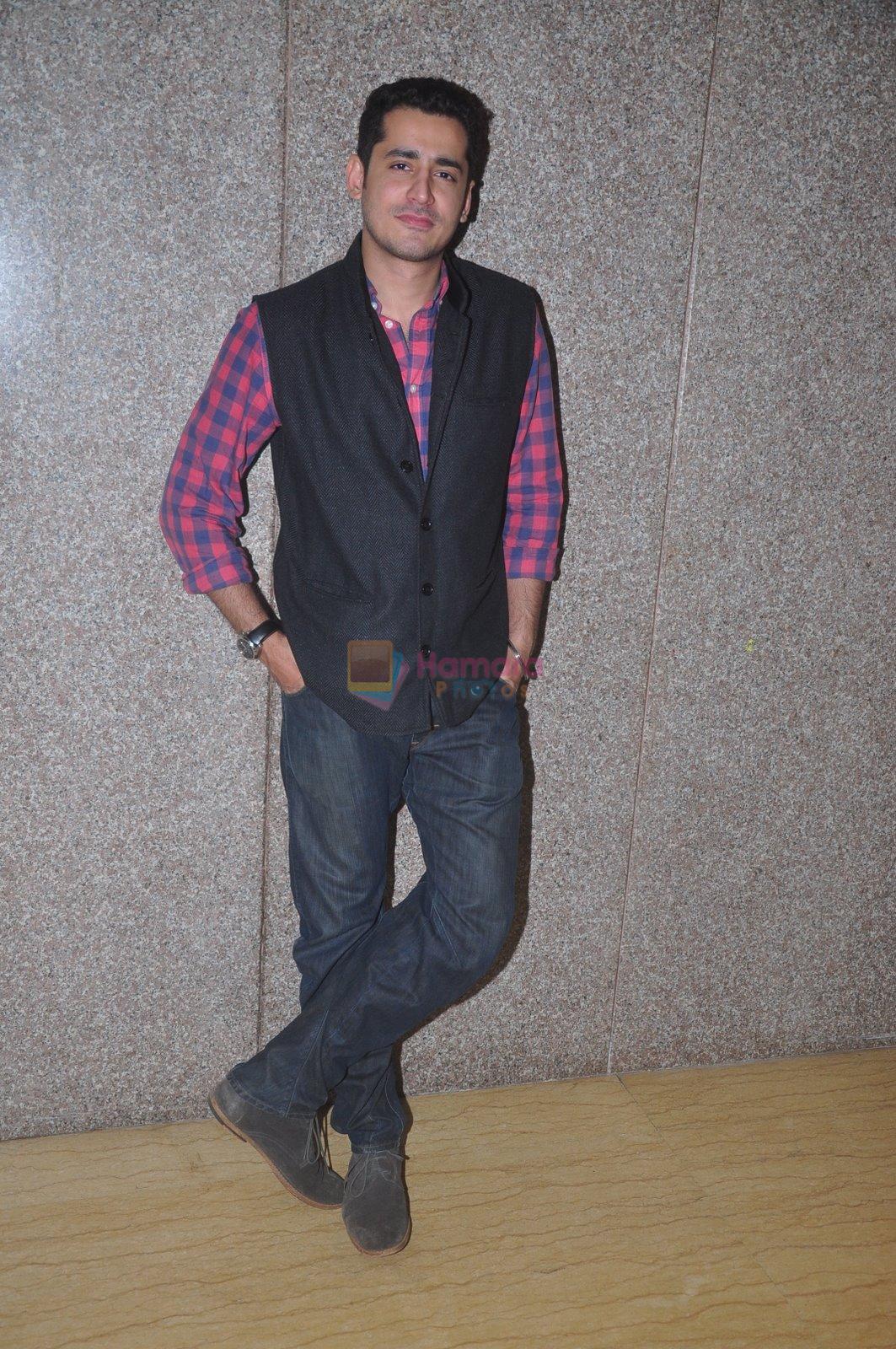 Siddharth Sharma at Crazy Kukkad Family promotions in Mumbai on 26th Dec 2014