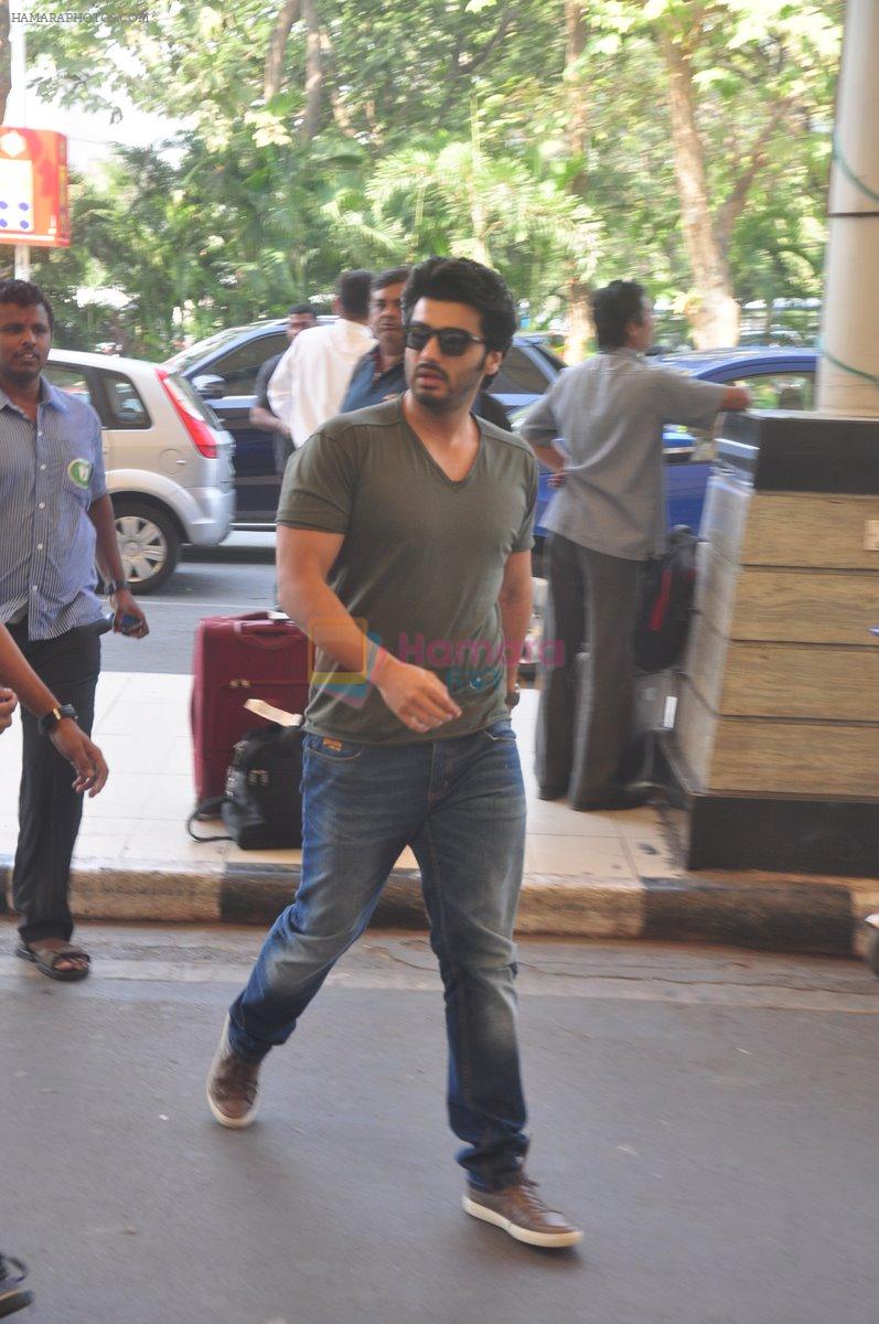 Arjun Kapoor snapped at the airport on 27th Dec 2014