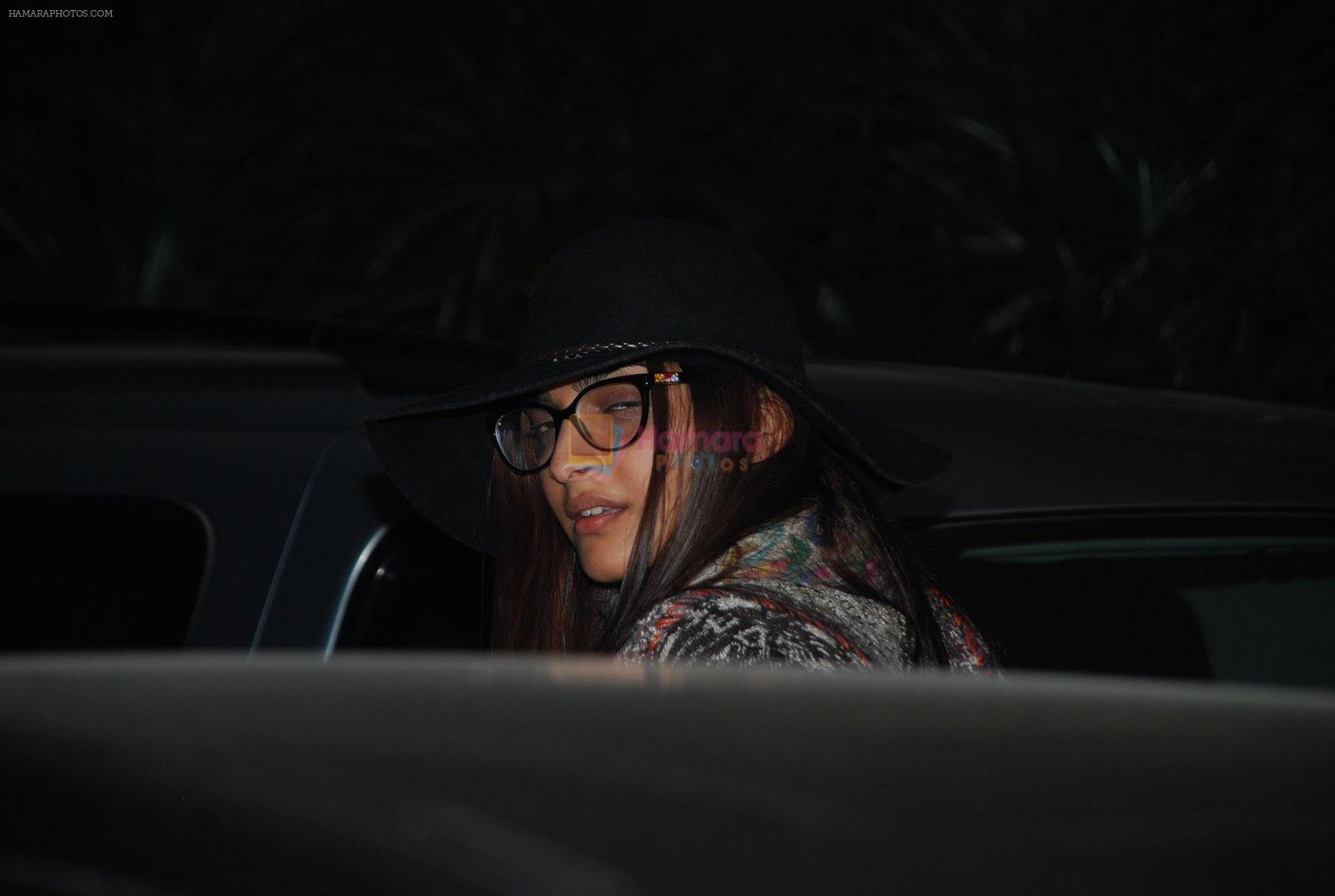 Sonam Kapoor snapped at airport in Mumbai on 2nd Jan 2015
