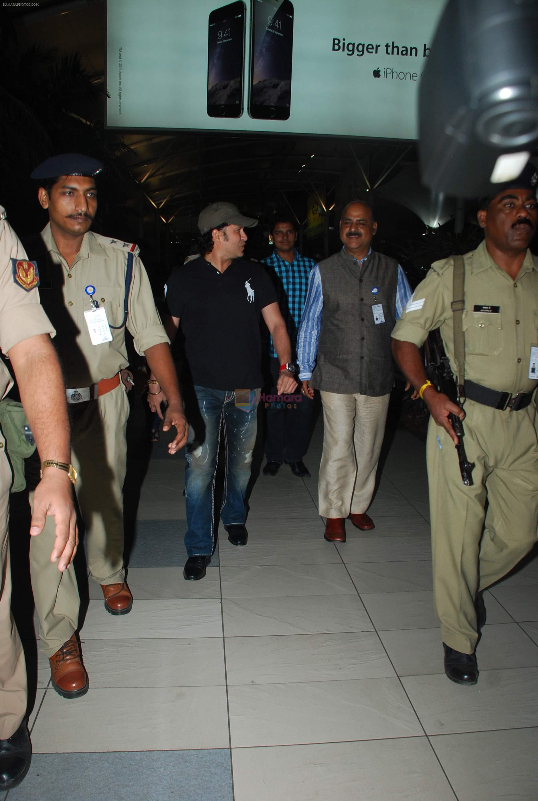 Sachin Tendulkar snapped at airport on 3rd Jan 2015
