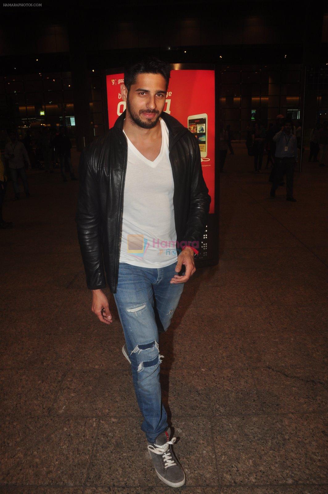 Sidharth Malhotra snapped at airport in Mumbai on 4th Jan 2014