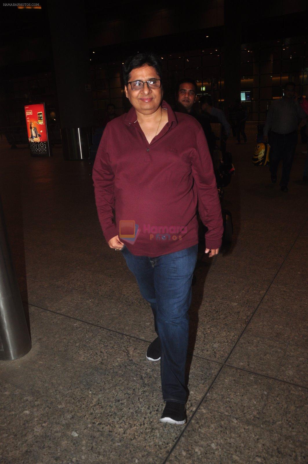 Vashu Bhagnani snapped at airport in Mumbai on 4th Jan 2014