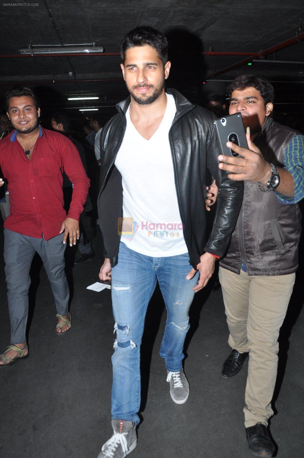 Sidharth malhotra snapped at airport in Mumbai on 4th Jan 2014