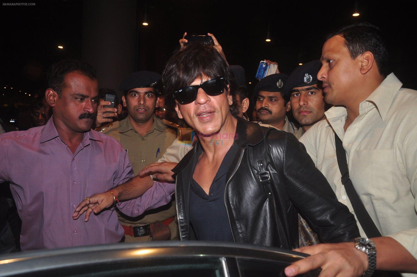 Shahrukh Khan snapped at airport in Mumbai on 4th Jan 2014
