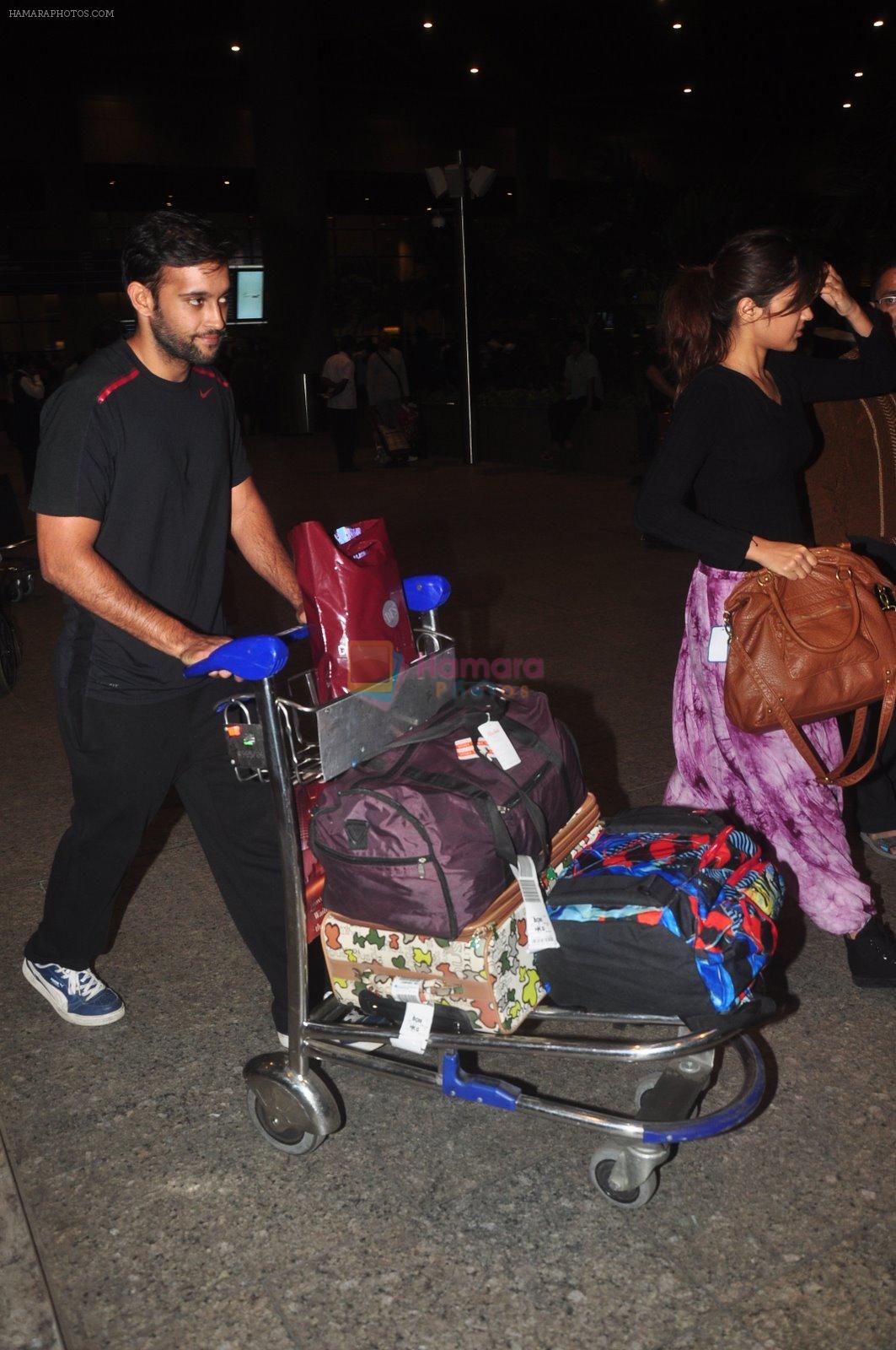 Akhil Khanna snapped in Mumbai Airport on 5th Jan 2015