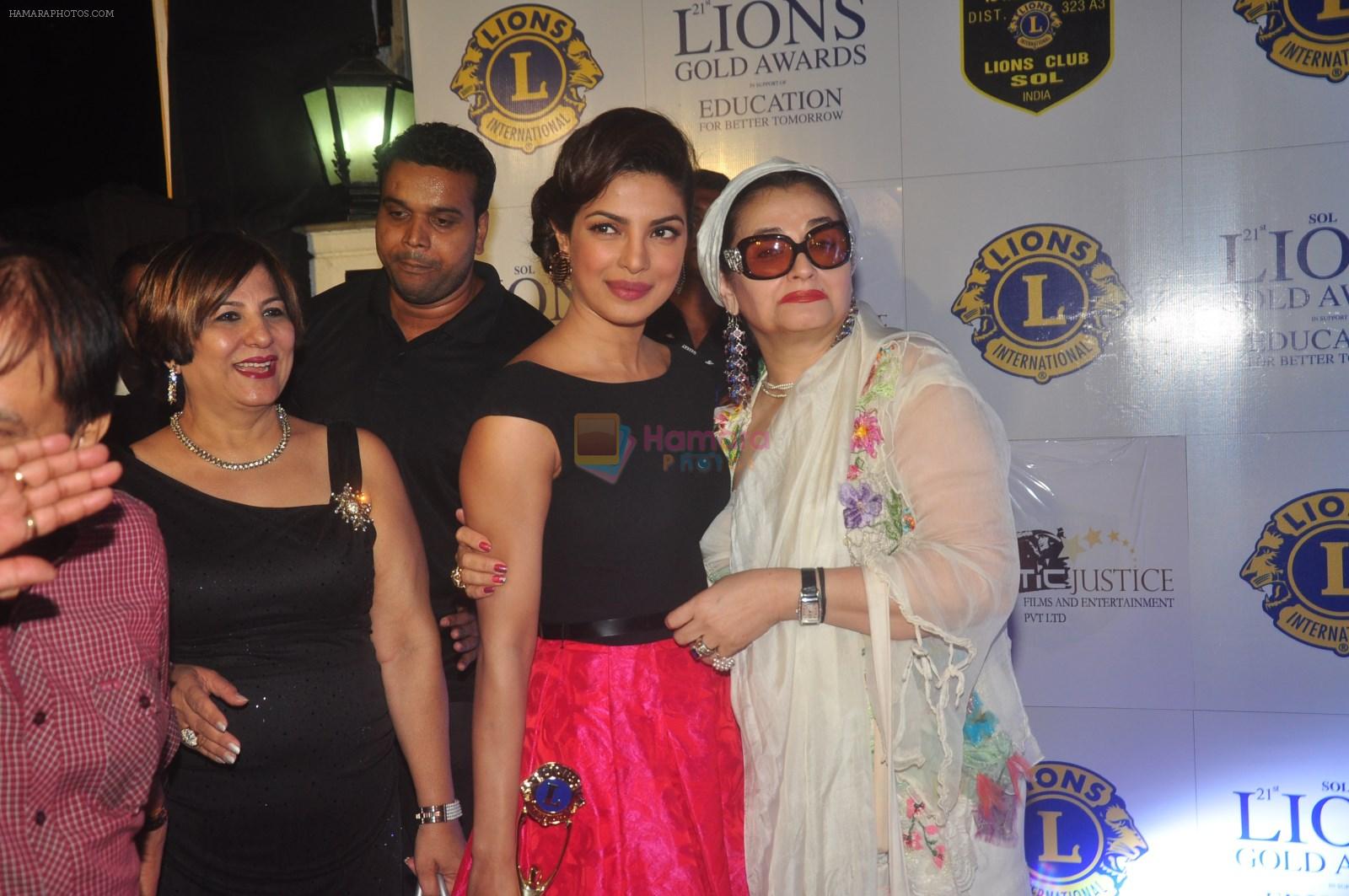 Priyanka Chopra, Salma Agha at the 21st Lions Gold Awards 2015 in Mumbai on 6th Jan 2015