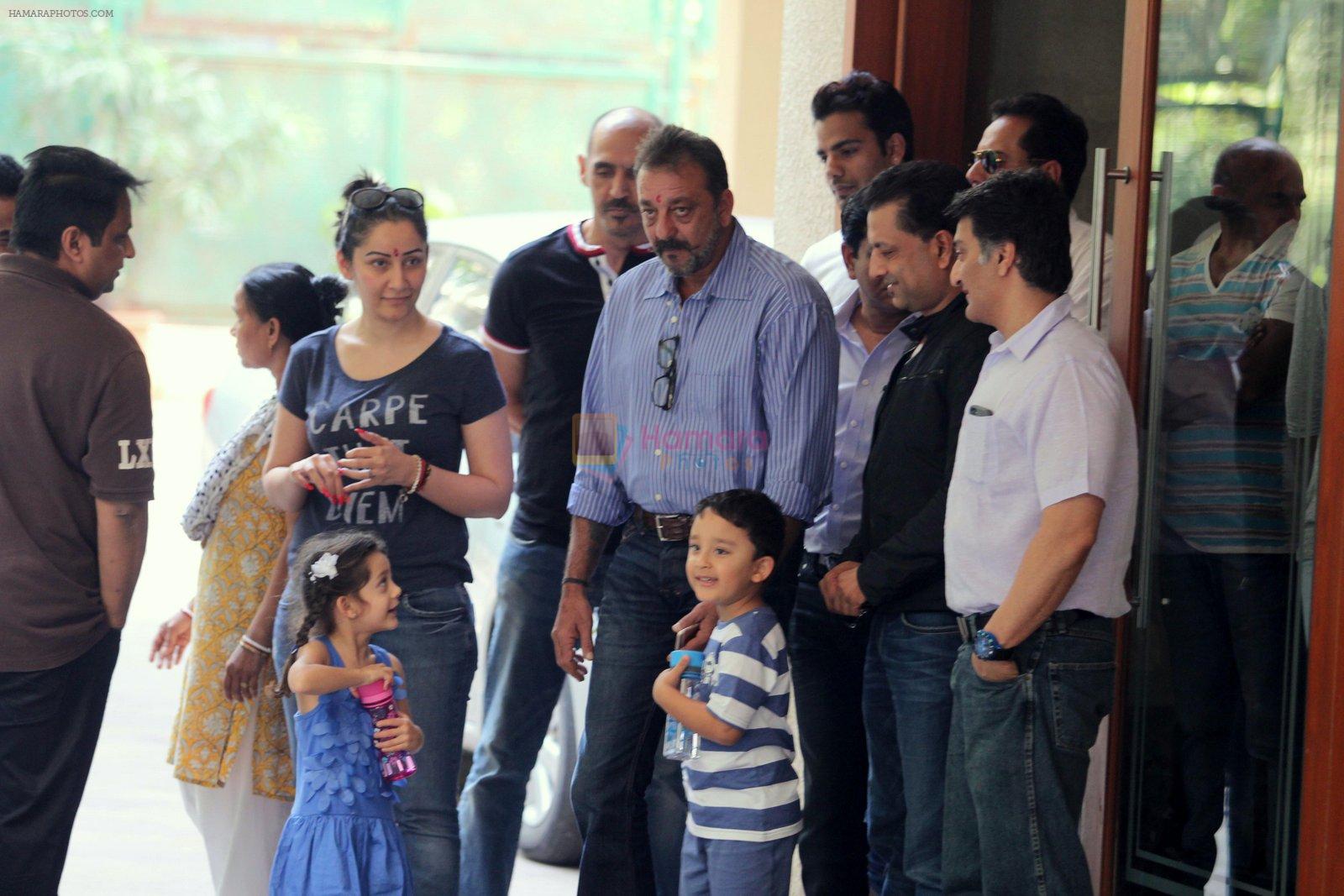 Sanjay Dutt snapped with wife Maanyata Dutt, son Shahraan Dutt, daughter Iqraa Dutt leaving for Yerwada Jail after finishing his furlough in Mumbai on 8th Jan 2015