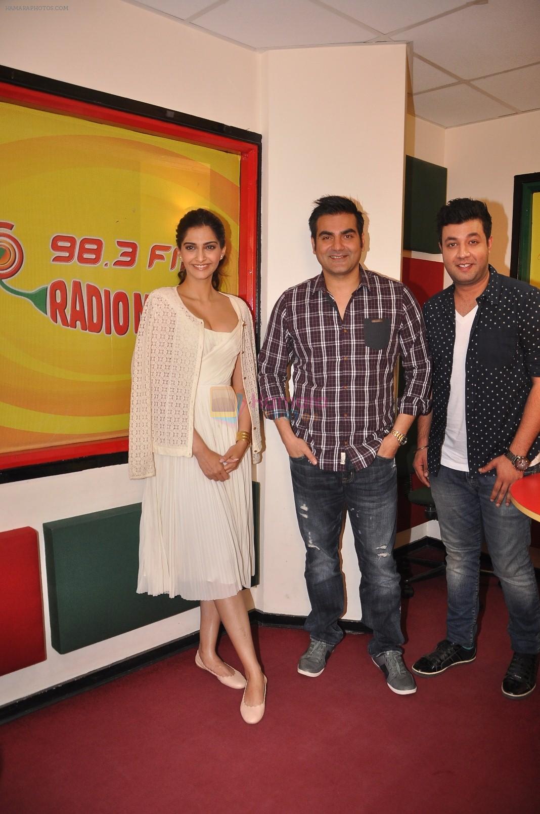 Sonam Kapoor, Arbaaz Khan, Varun Sharma at Dolly Ki Doli movie promotion at Radio Mirchi on 8th Jan 2015