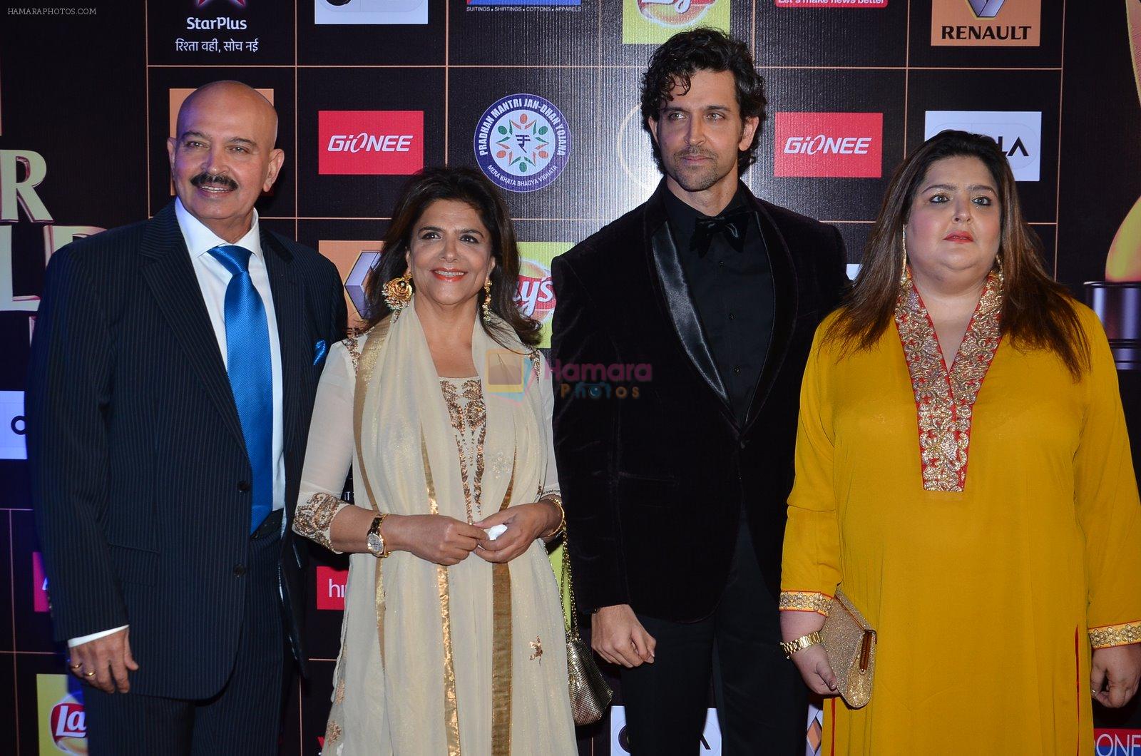Hrithik Roshan, Sunaina Roshan, Rakesh Roshan, Pinky Roshan at Producers Guild Awards 2015 in Mumbai on 11th Jan 2015