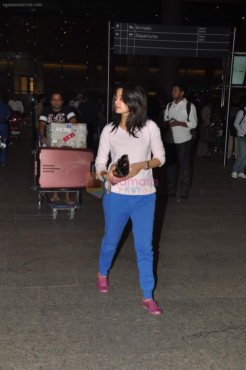 Surveen Chawla snapped at the airport in Mumbai on 13th Jan 2015