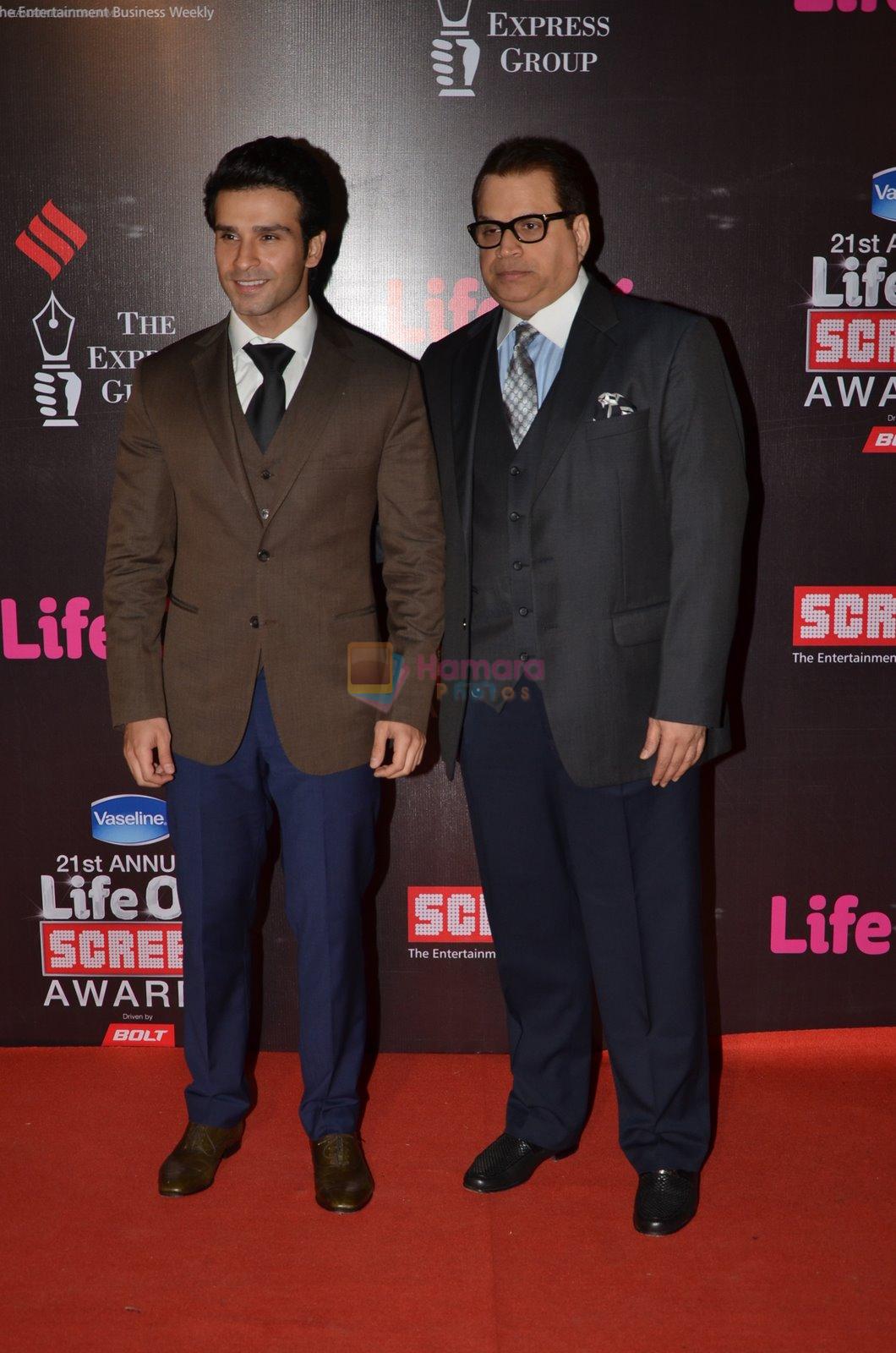 Girish Taurani, Ramesh Taurani at Life Ok Screen Awards red carpet in Mumbai on 14th Jan 2015
