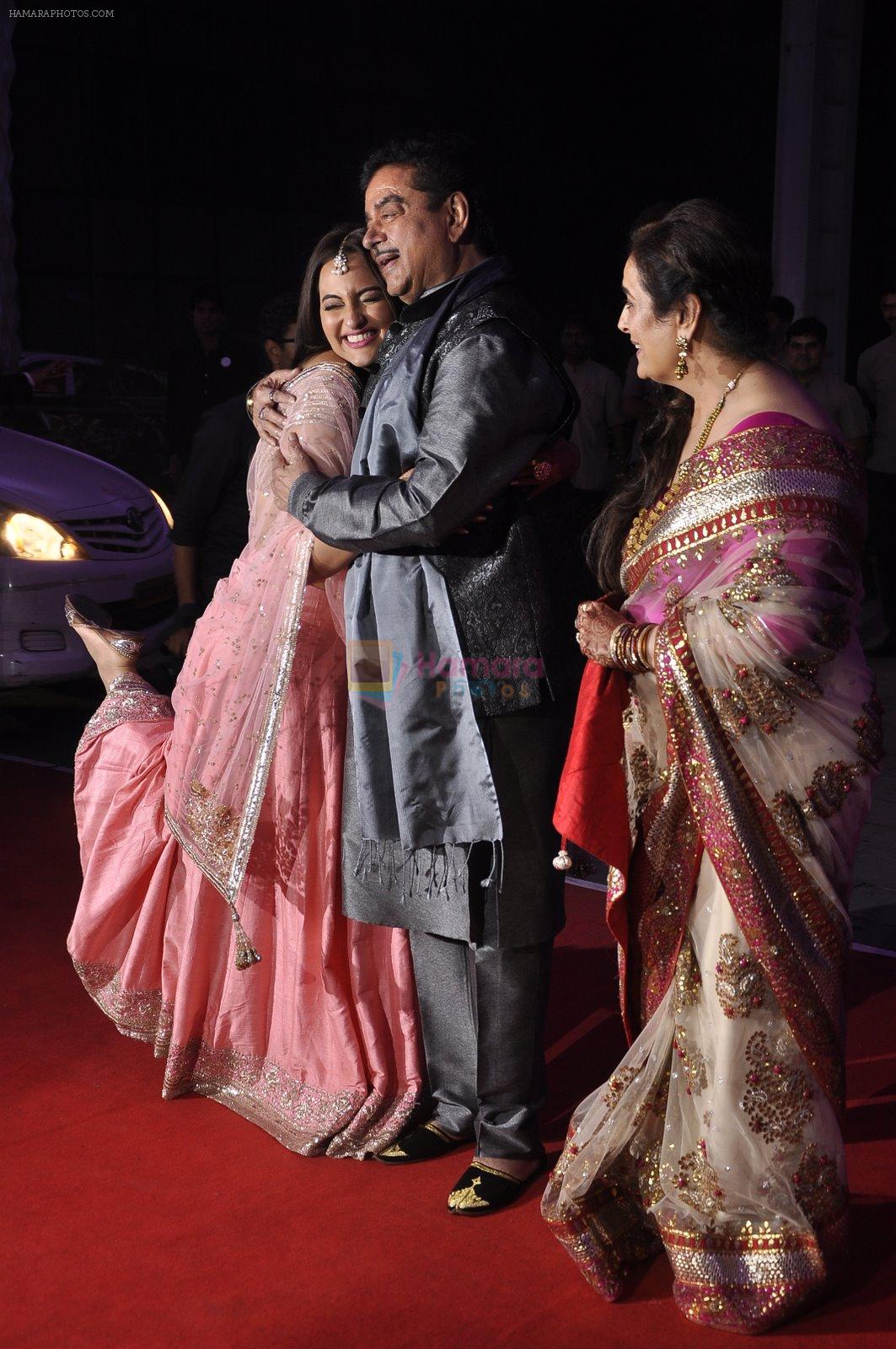 shatrughan sinha, Poonam Sinha, Sonakshi Sinha at Kush Wedding Reception in Sahara Star, Mumbai on 19th Jan 2015