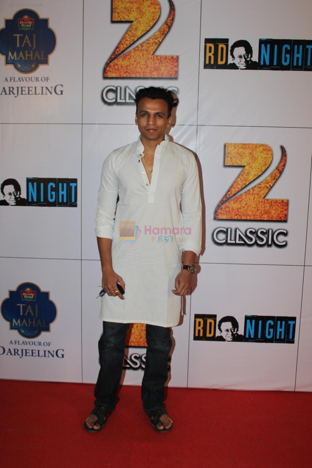 Abhijeet Sawant in a serene white kurta at R D Night hosted by Zee Classic