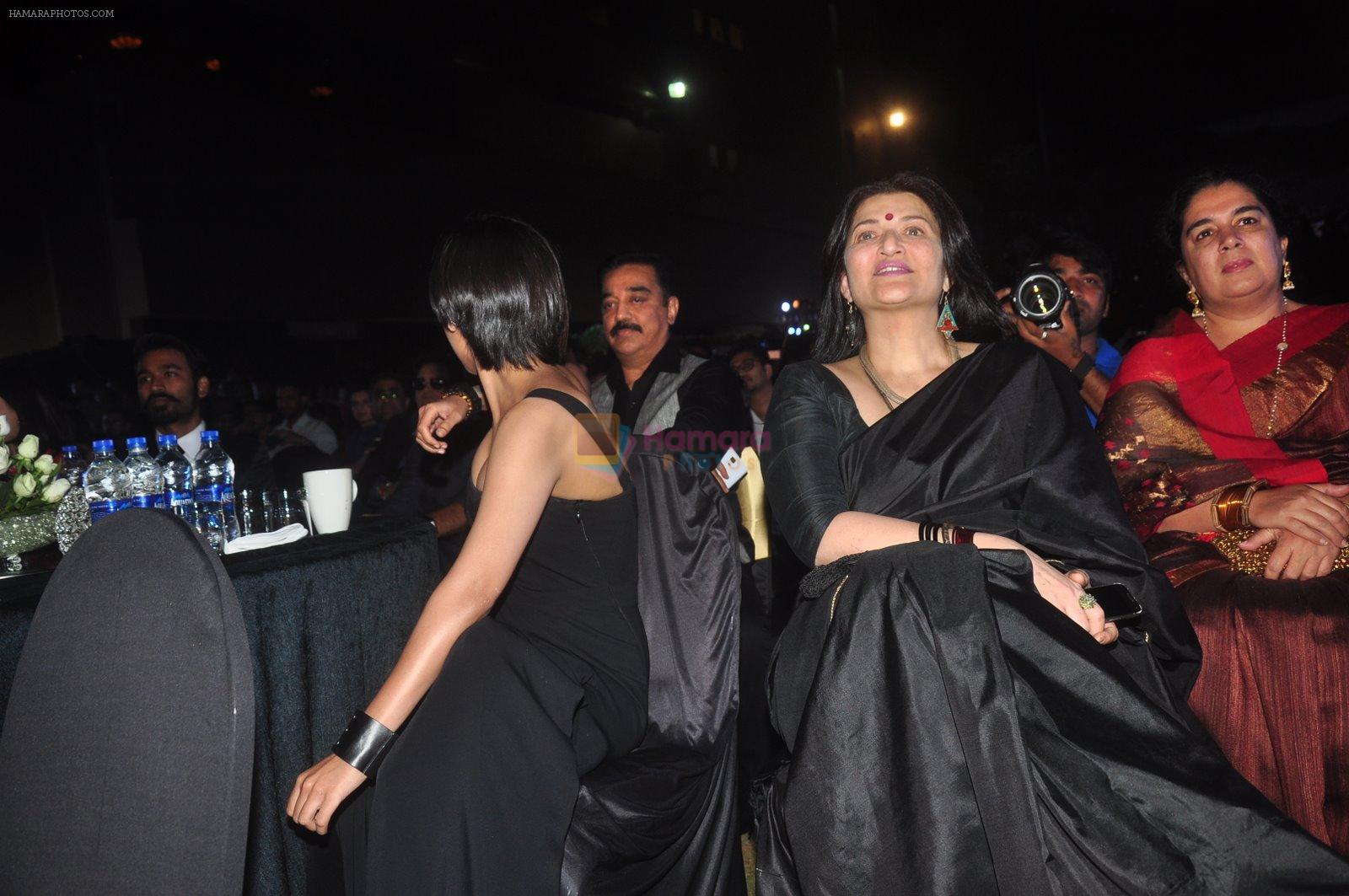 Sarika, Akshara Hassan at Shamitabh music launch in Taj Land's End, Mumbai on 20th Jan 2015