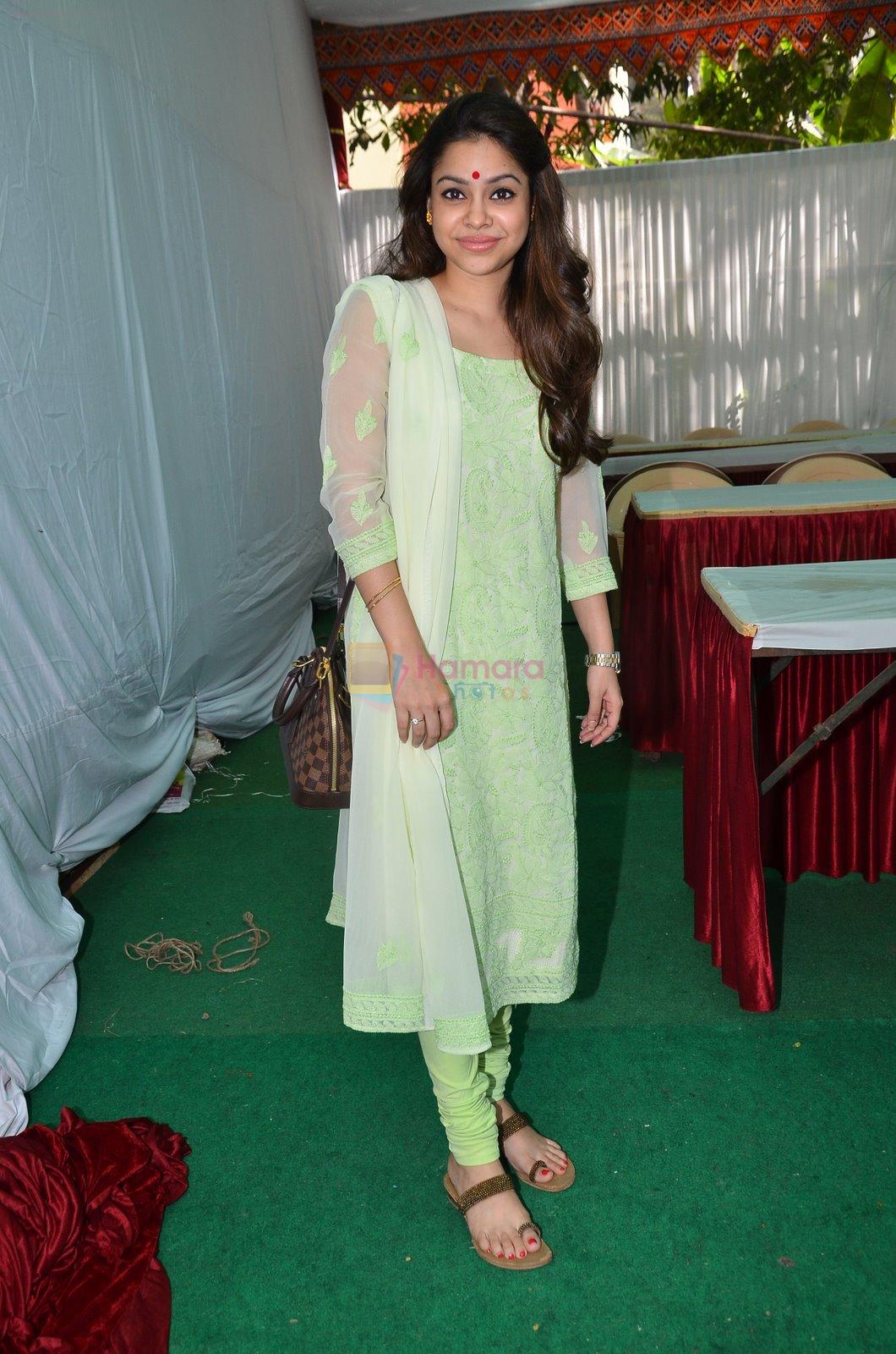 Sumona Chakravarti at Anurag Basu's saraswati pooja in Mumbai on 25th Jan 2015
