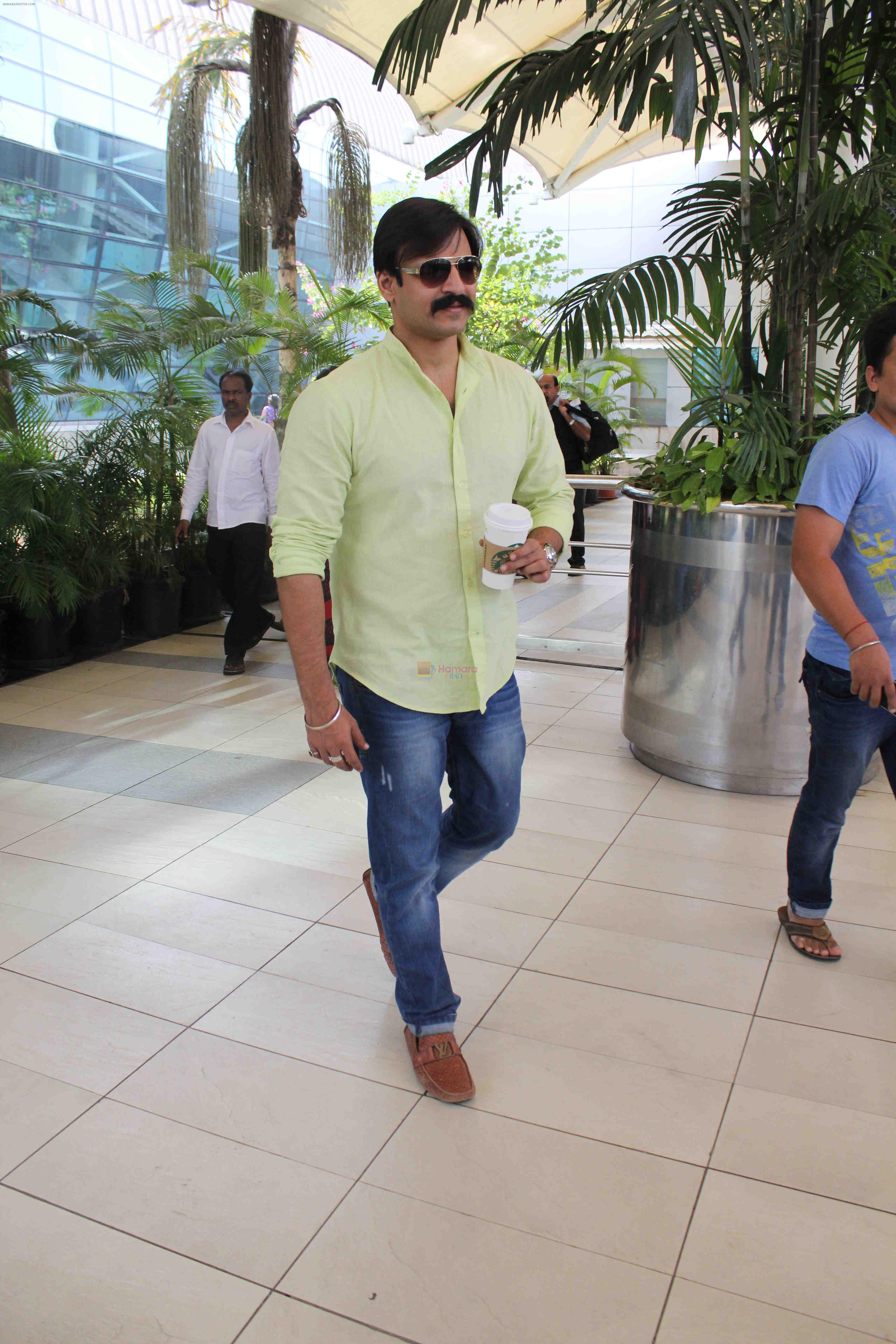 Vivek Oberoi spotted at Mumbai Domestic Airport on 26th Jan 2015