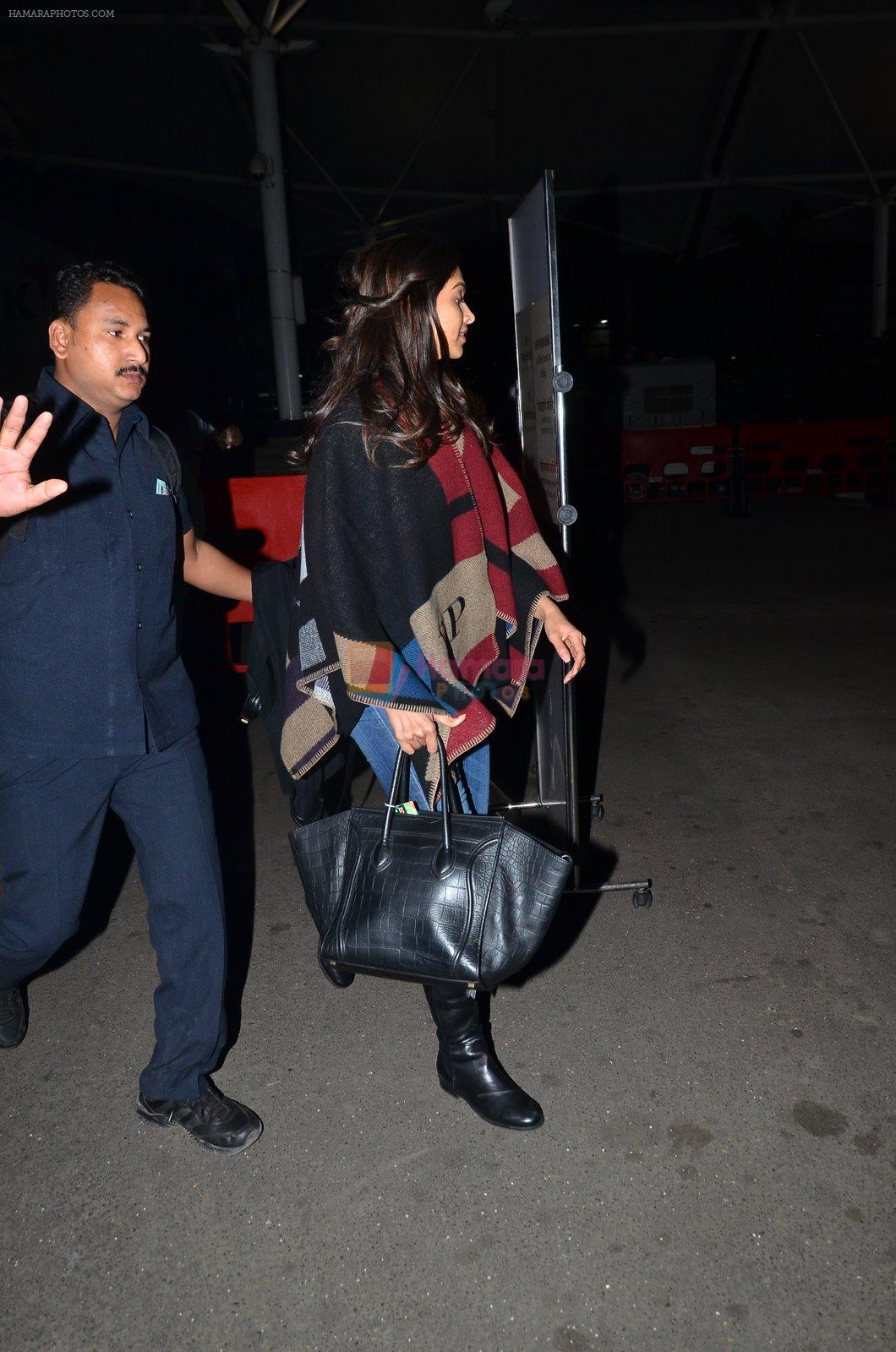 Deepika Padukone snapped at airport in Mumbai on 30th Jan 2015