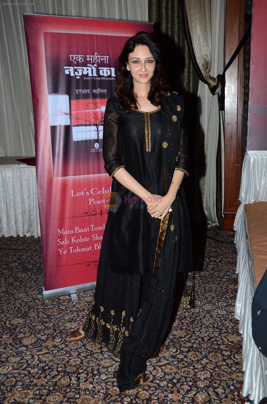 Saumya Tandon at the launch of Irshad Kamil's first book of poems, Ek Maheena Nazmon Ka in Mumbai on 3rd Feb 2015