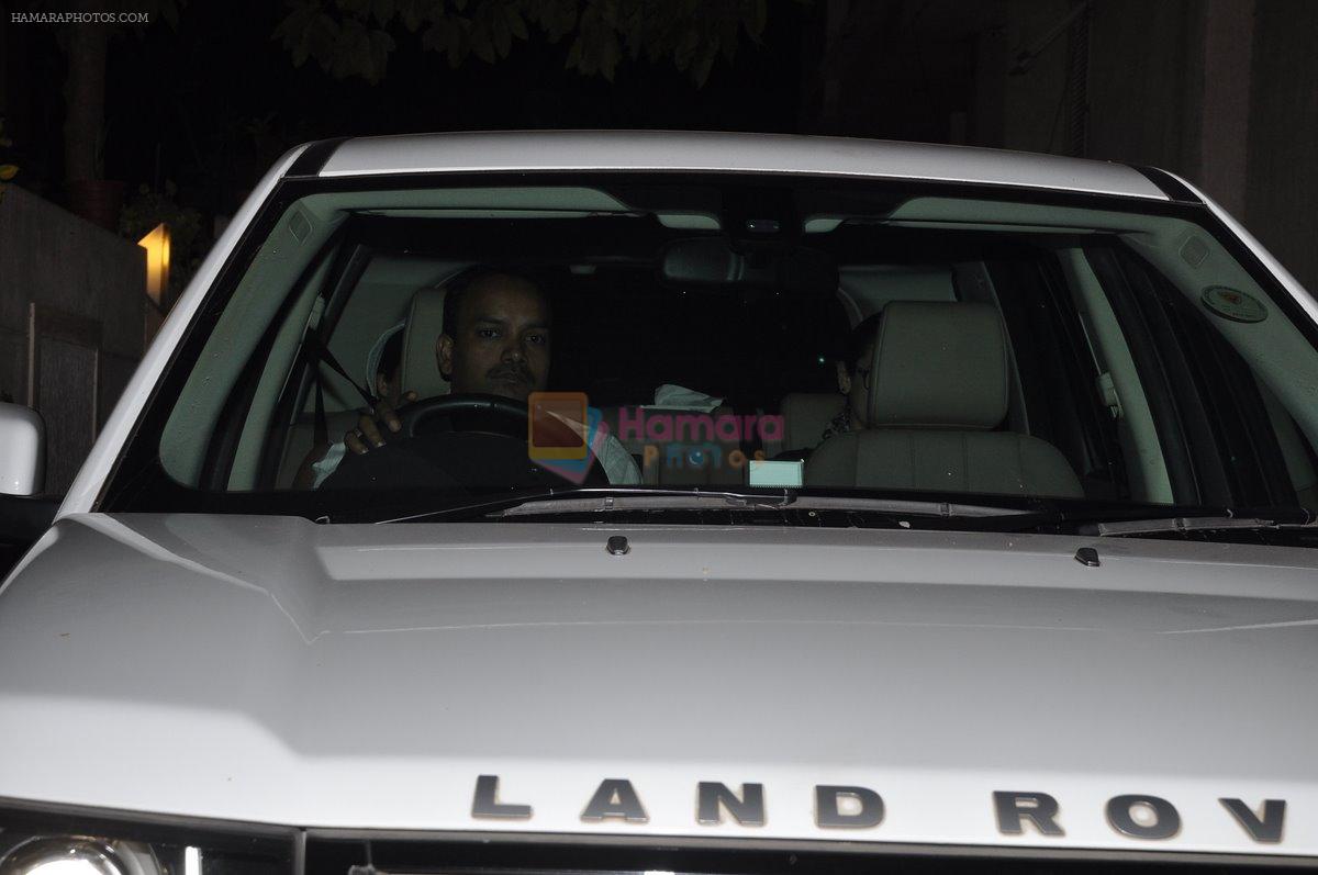 Karisma Kapoor snapped outside Saif's house on 8th Feb 2015