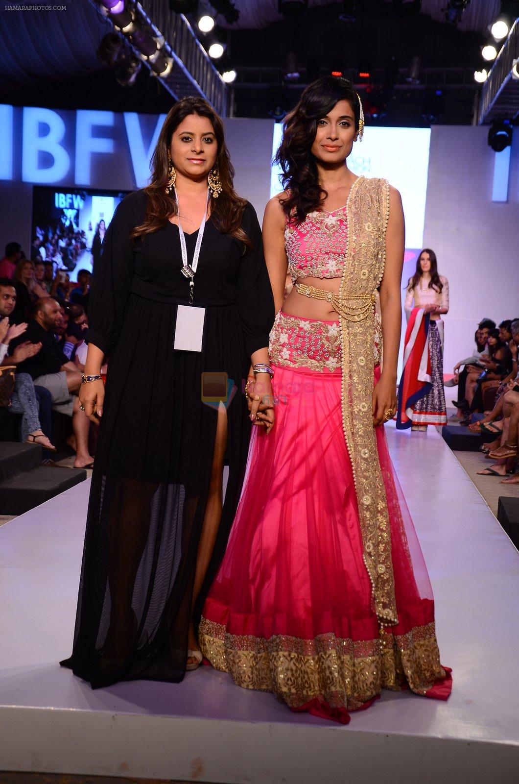 Sarah Jane Dias walk the ramp for Shougar Merchant show at India BEach Fashion Week on 9th Feb 2015