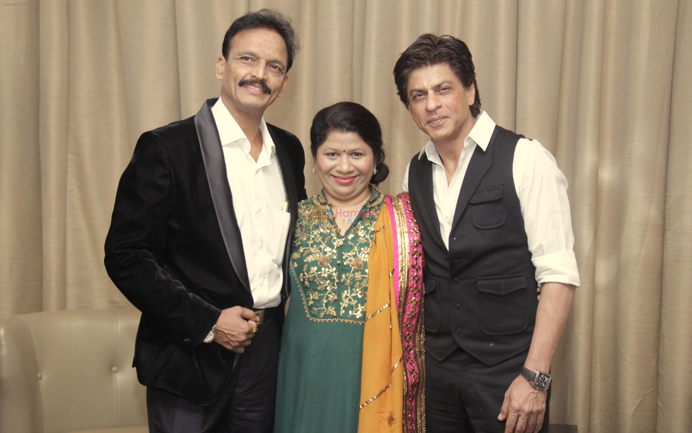 Bhai Jagtap with Tejaswini Jagtap & Shah Rukh Khan at Designer Manali Jagtap's Wedding Reception in Mumbai on 11th Feb 2015