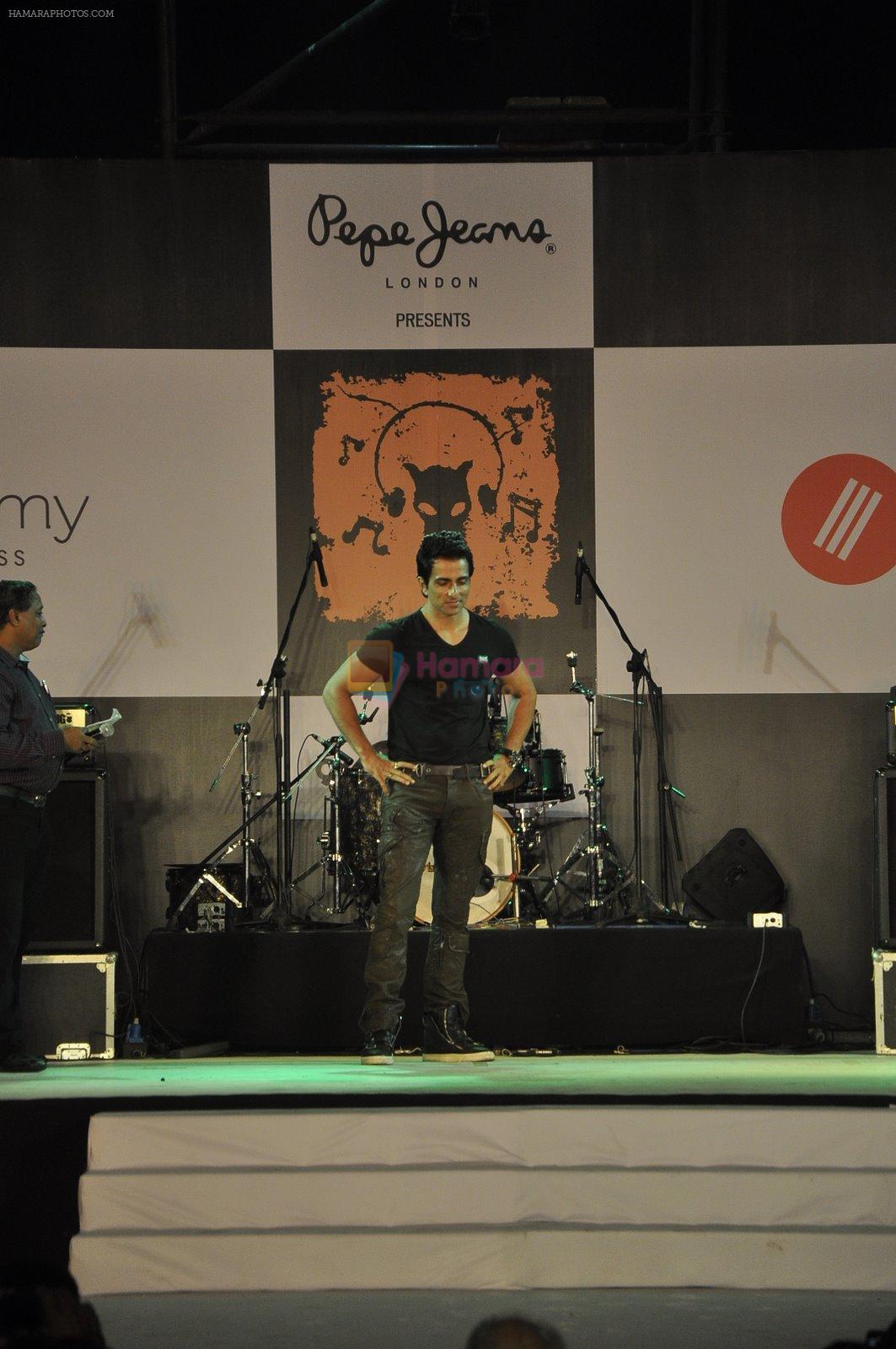Sonu Sood at Pepe Jeans music stage at Kalaghoda Festival on 14th Feb 2015