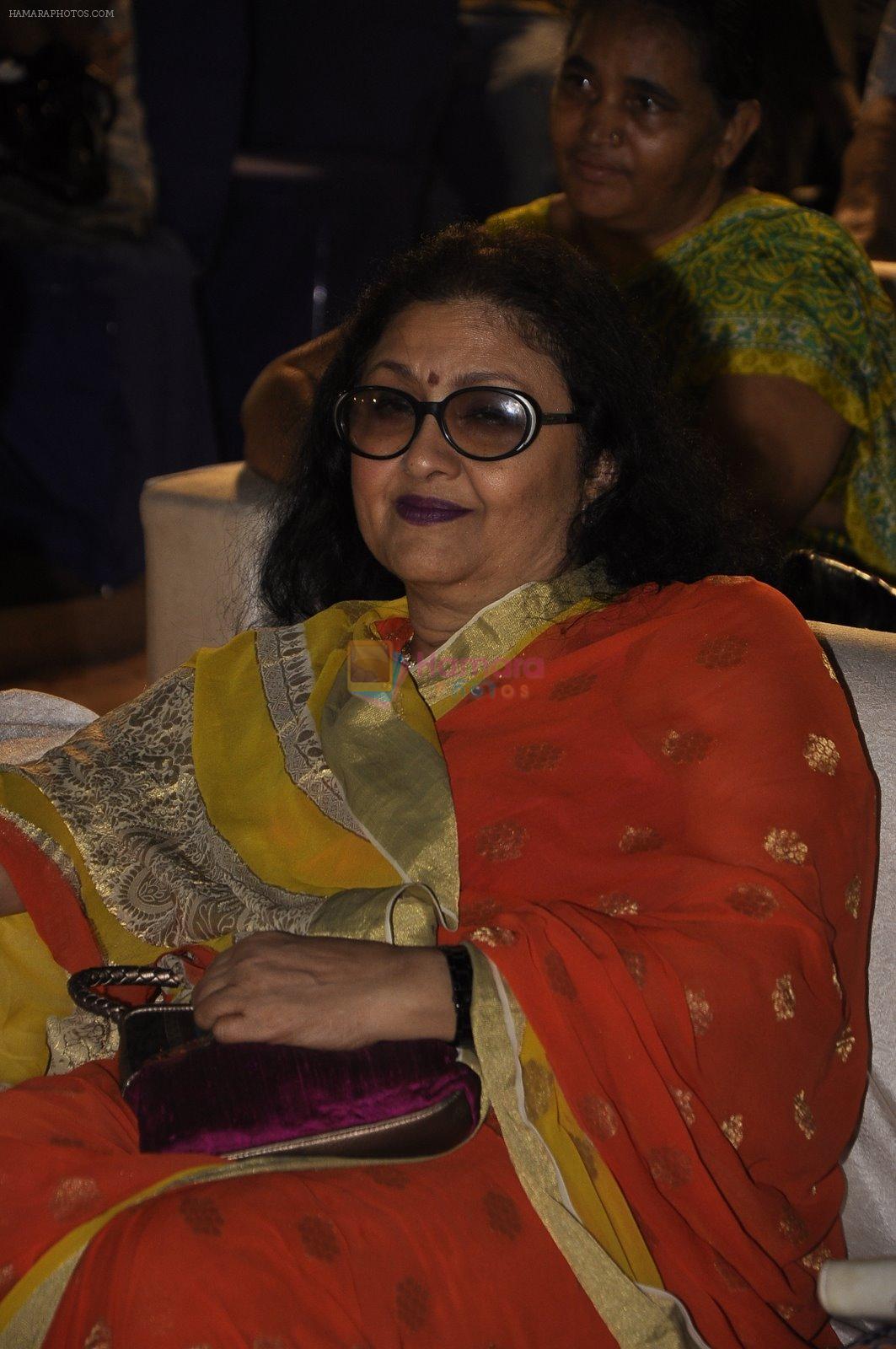 Leena Chandavarkar at Hum Log Awards in Radio Club on 16th Feb 2015