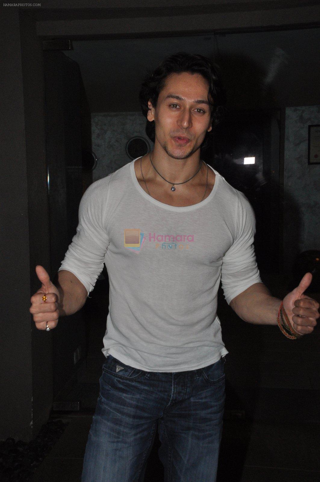 Tiger Shroff snapped with fans in Mumbai on 20th Feb 2015