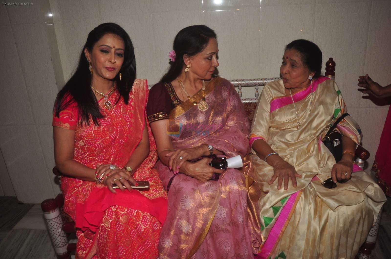 Asha Bhosle, Hema Malini at Isckon for dr veen amundra's album launch in Mumbai on 22nd Feb 2015