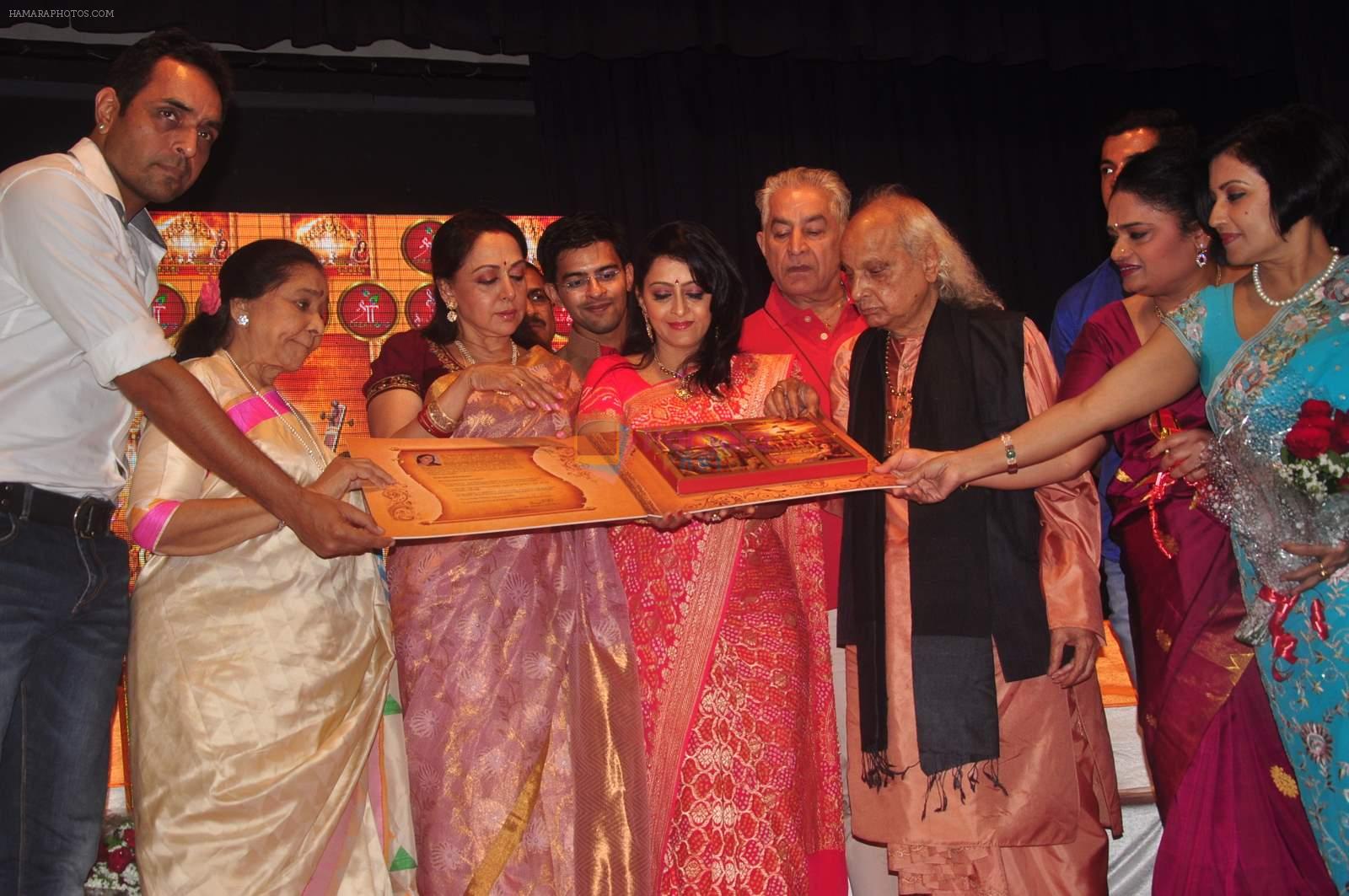 Asha Bhosle, Hema Malini, Pandit Jasraj at Isckon for dr veen amundra's album launch in Mumbai on 22nd Feb 2015