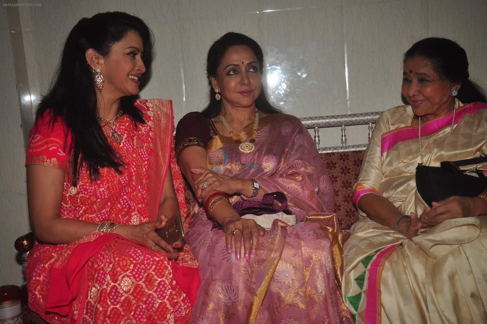 Asha Bhosle, Hema Malini at Isckon for dr veen amundra's album launch in Mumbai on 22nd Feb 2015