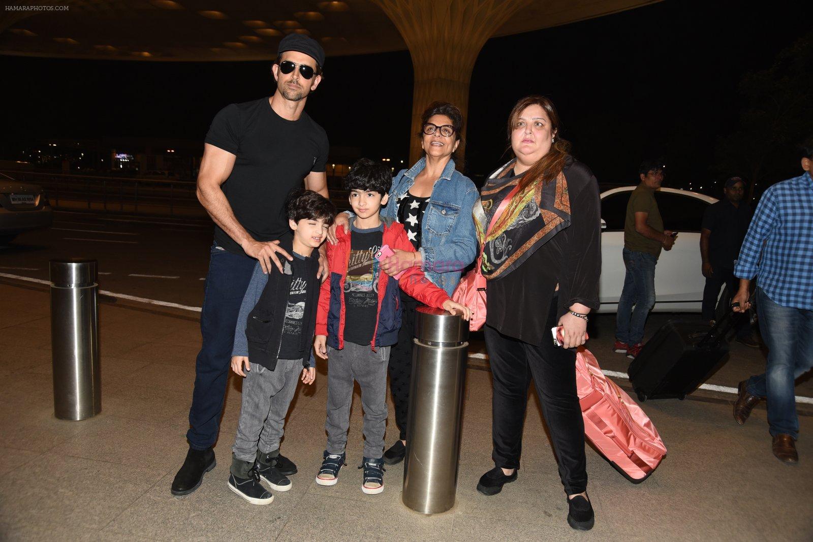 Hrithik Roshan leaves for Maldives on family vacation in Mumbai Airport on 18th March 2015